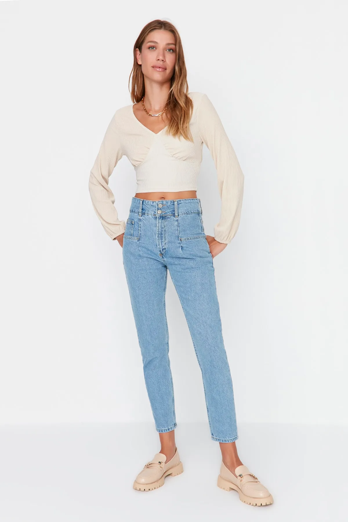 Trendyol Collection  Hellblaue Mom-Jeans mit hoher Taille und Detail TWOAW23JE00190