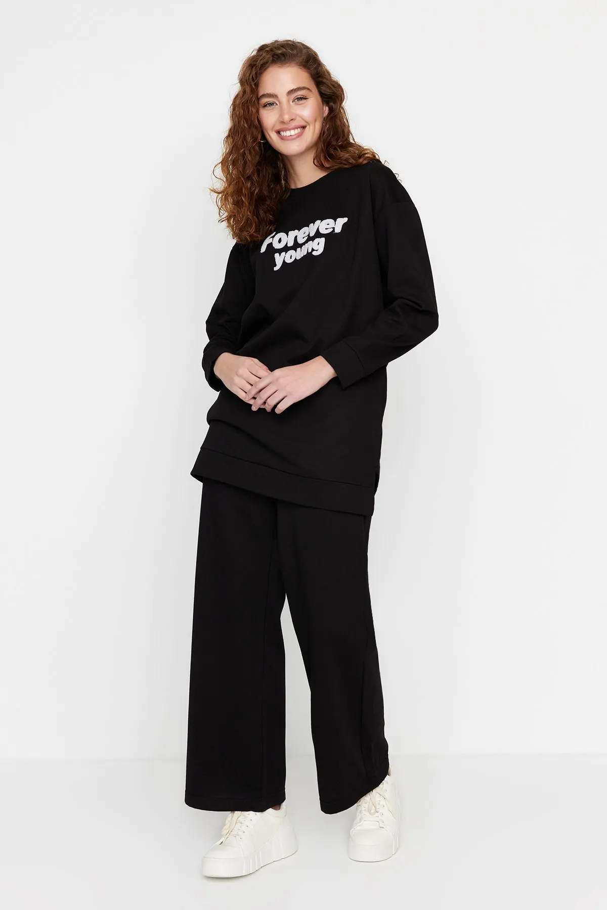 Trendyol Modest  Schwarzes, weiches, flauschiges Strick-Trainingsanzug-Set mit Slogan-Print TCTAW23EN00063