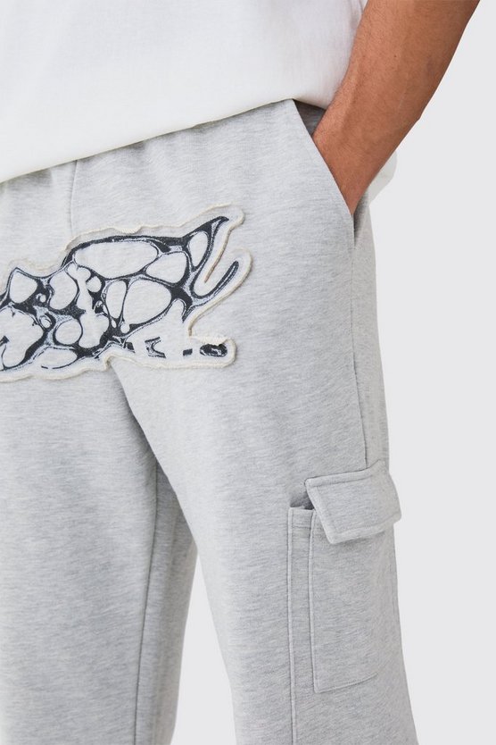 Gerade Jogginghose mit geteiltem Saum und zerrissener Applikation