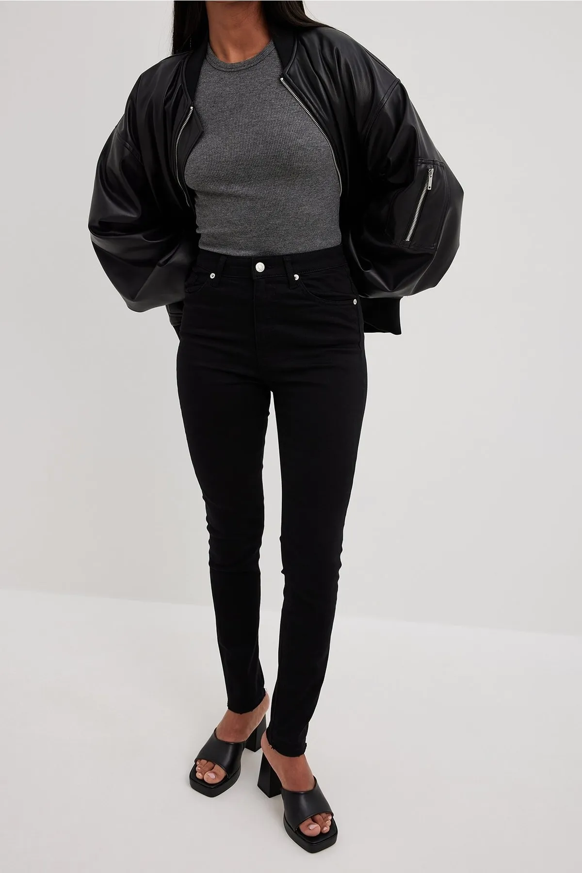NA-KD  Skinny Jeans mit offenem Saum und hoher Taille