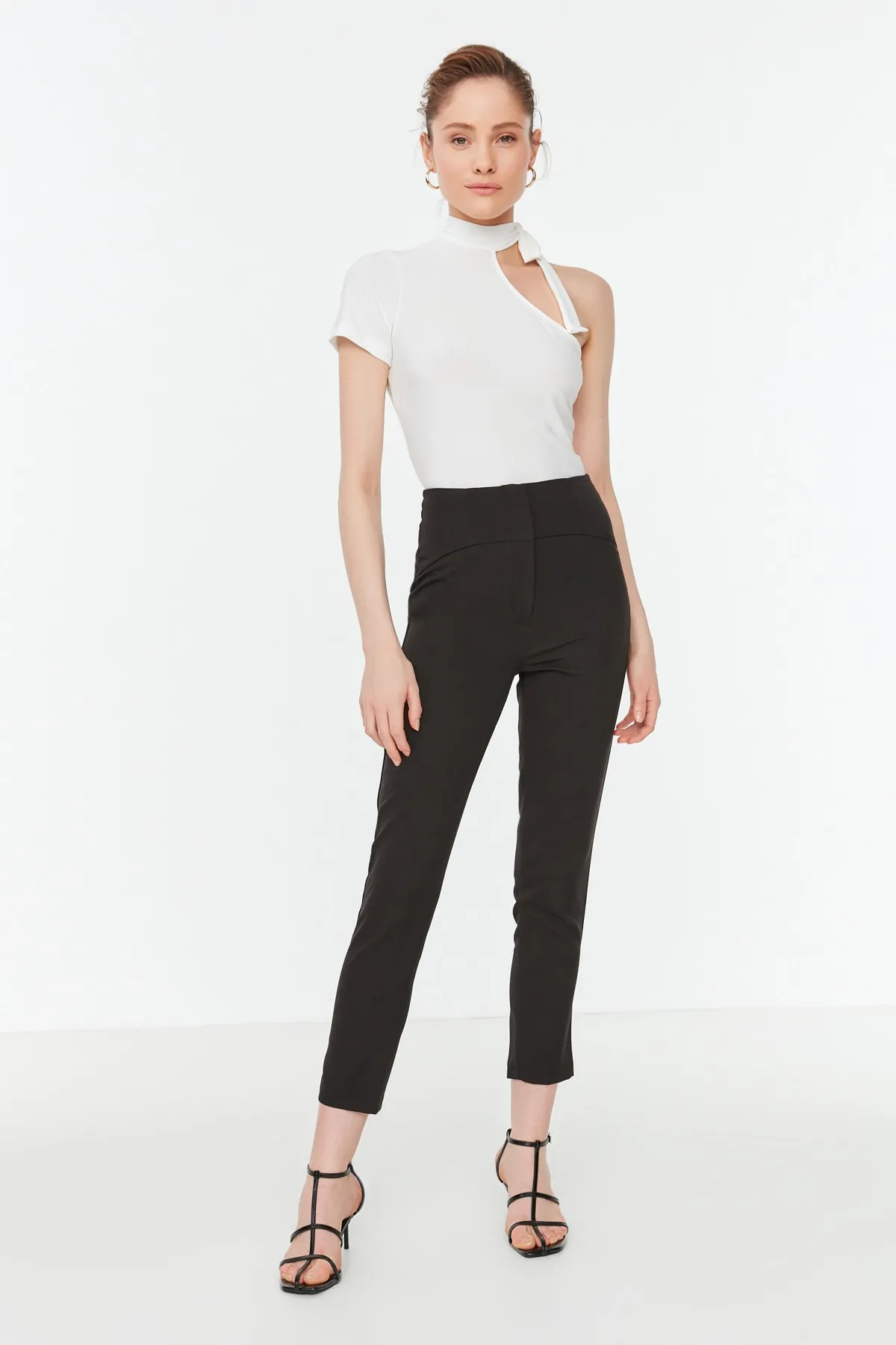 Trendyol Collection  Schwarze gewebte Zigarettenhose mit schmalem Bein und Ziernähten an der Taille TWOSS20PL0388