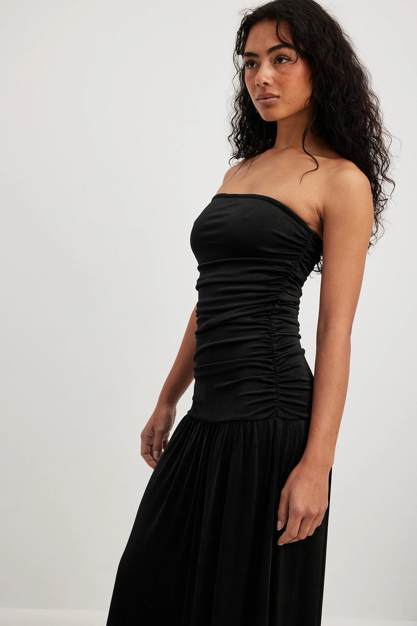 Tief ausgeschnittenes fließendes Kleid