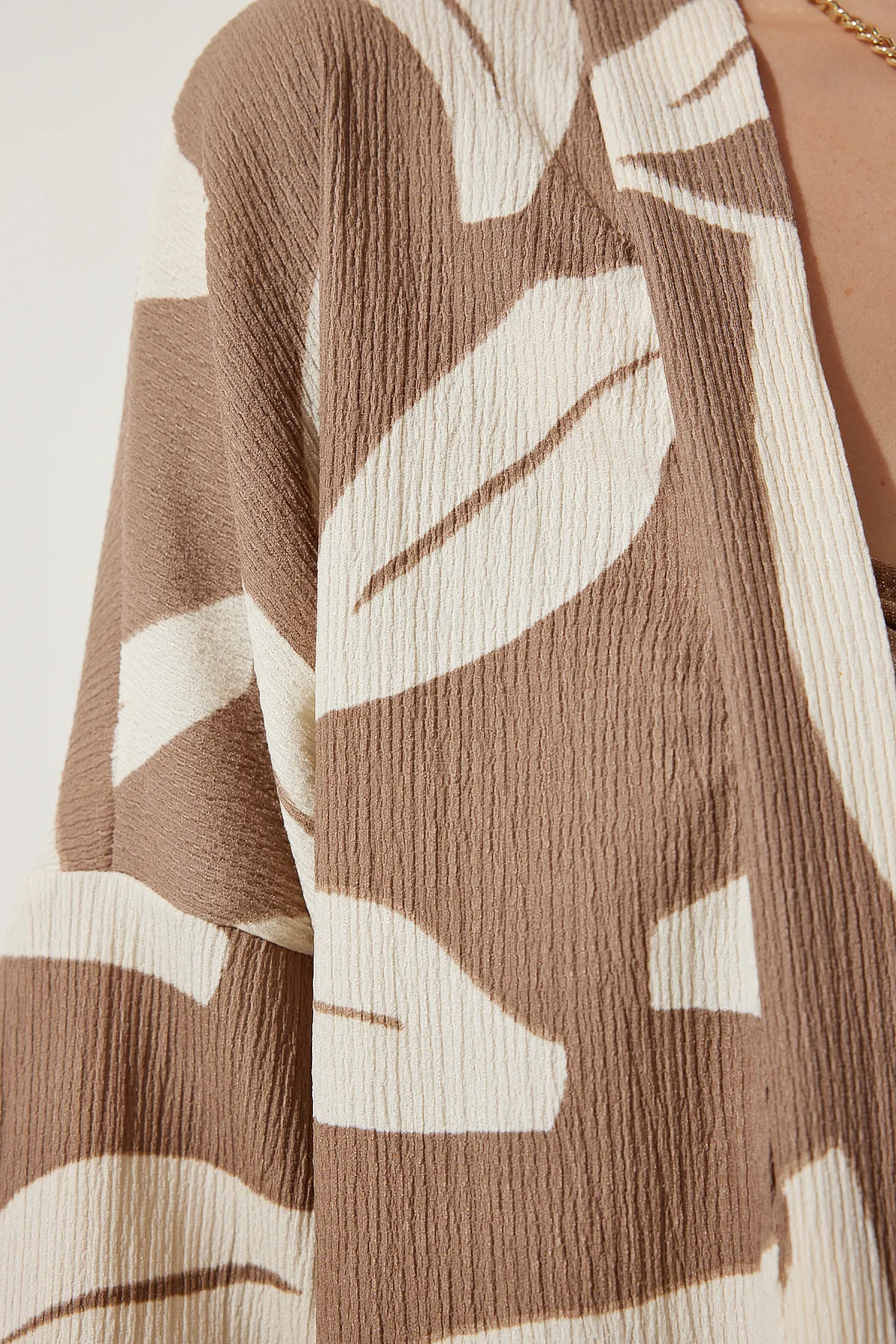 Happiness İstanbul  Palazzo-Set für Damen mit Sommerjacke und Crinkle-Muster in Nerzbraun DD01304