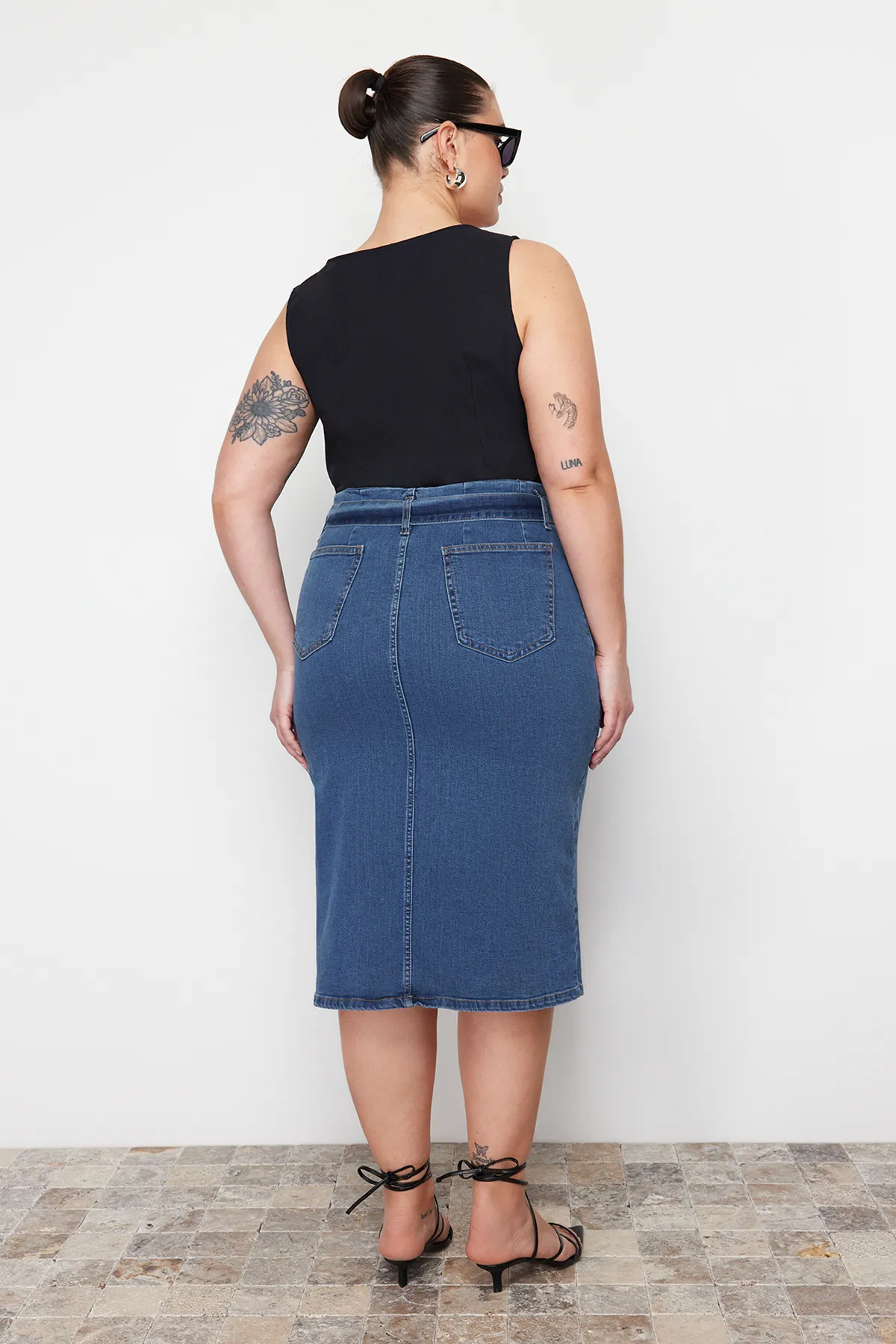 Trendyol Curve  Hellblauer, geschlitzter Jeansrock mit hohem Bund und Gürtel TBSSS23AZ00017