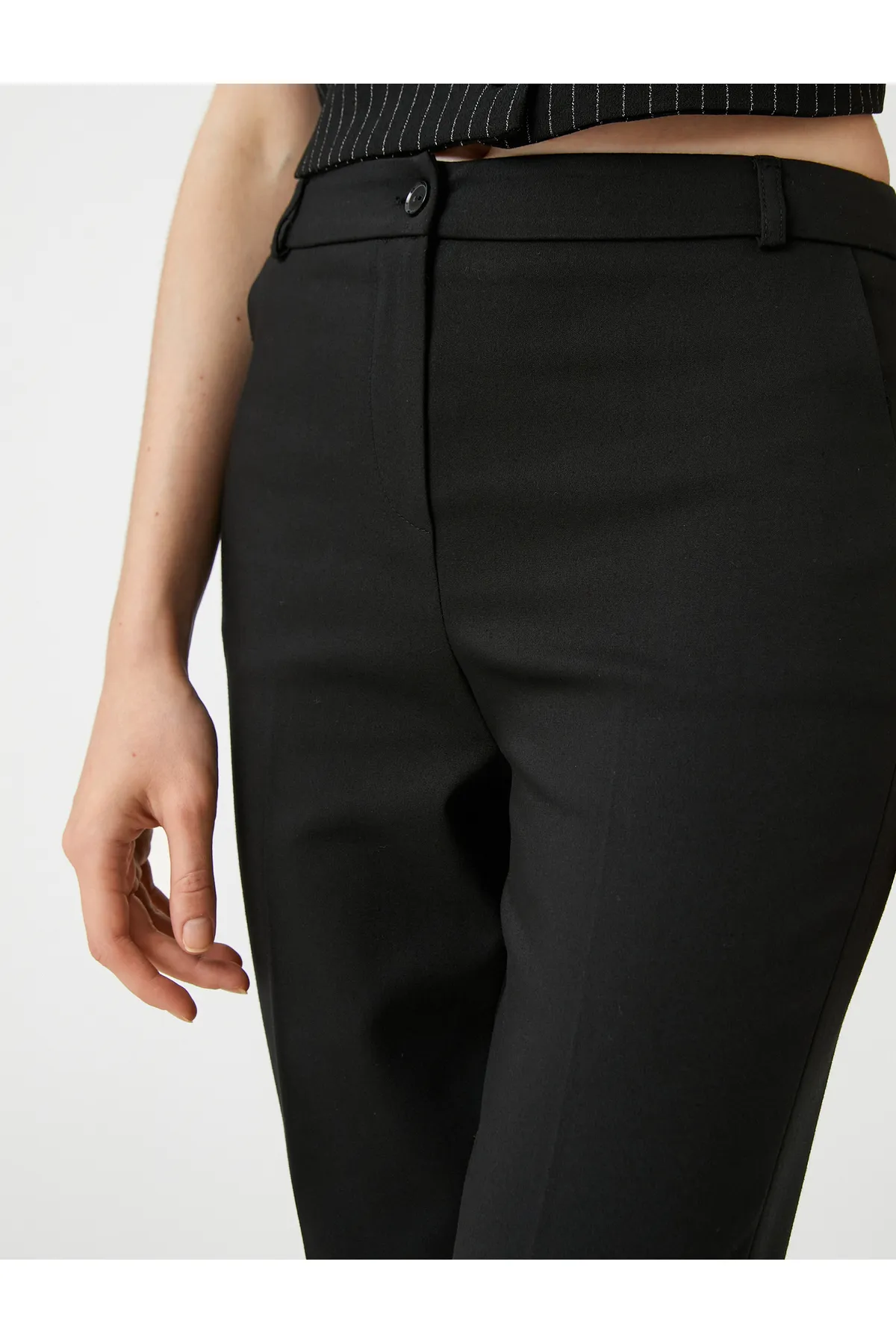 Koton  Kurz geschnittene Zigarettenhose mit normaler Taille und Taschen