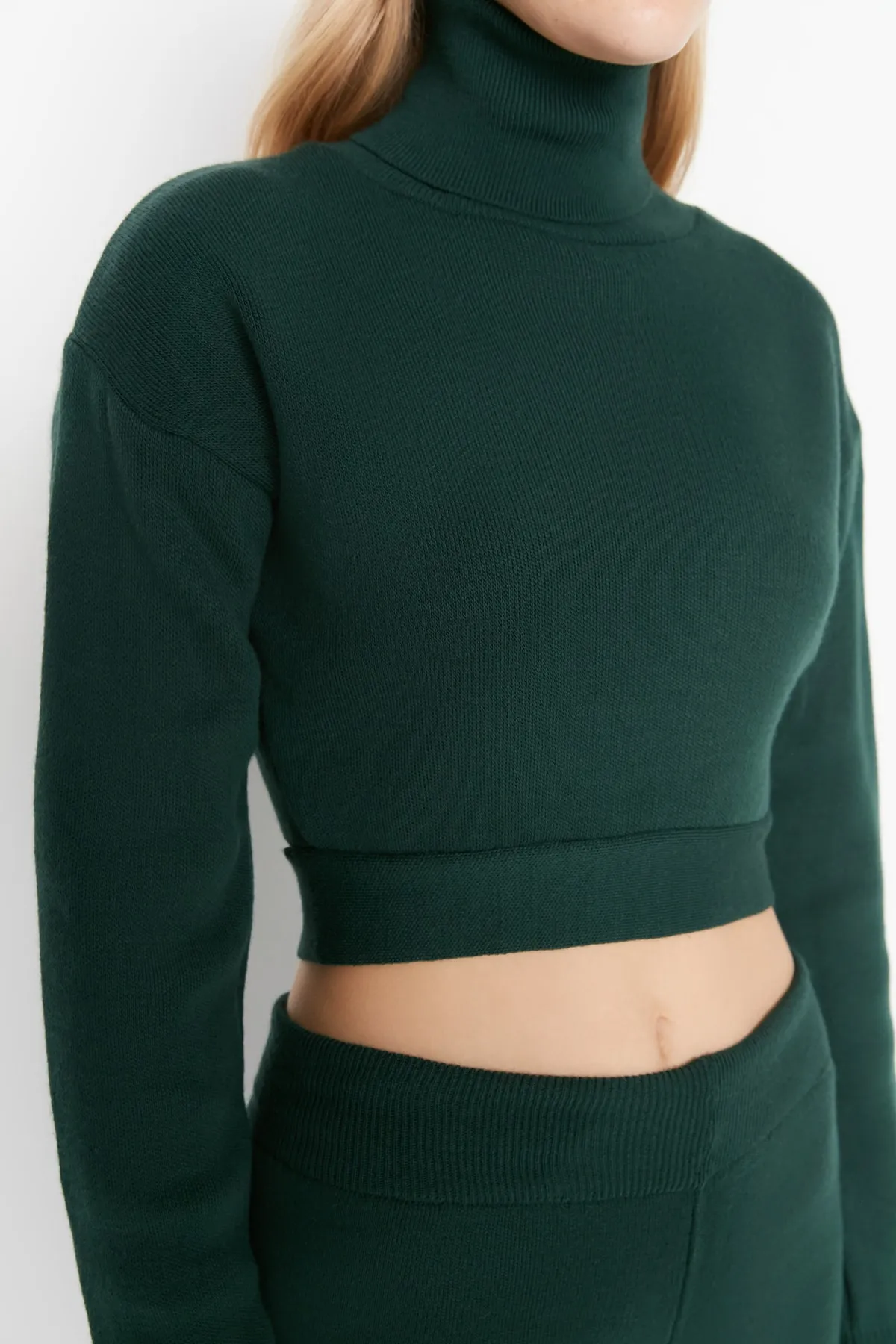 Trendyol Collection  Smaragdgrünes Strickoberteil- und -unterteil-Set mit Krawatte und Hose TWOAW21AU0093