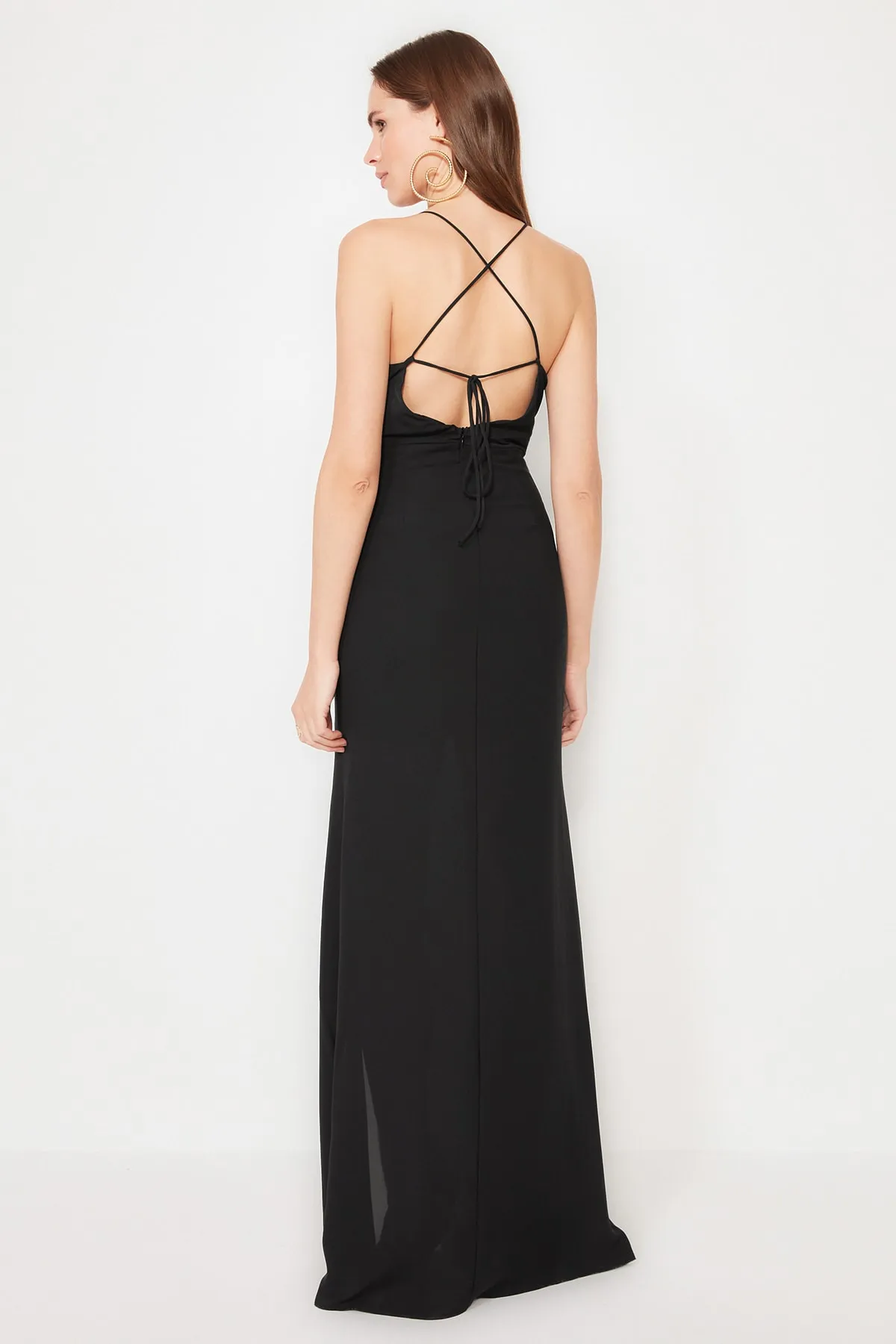 Trendyol Collection  Schwarzes, langes Abendkleid aus Chiffon mit gefütterter Paspelierung TPRSS22AE0012