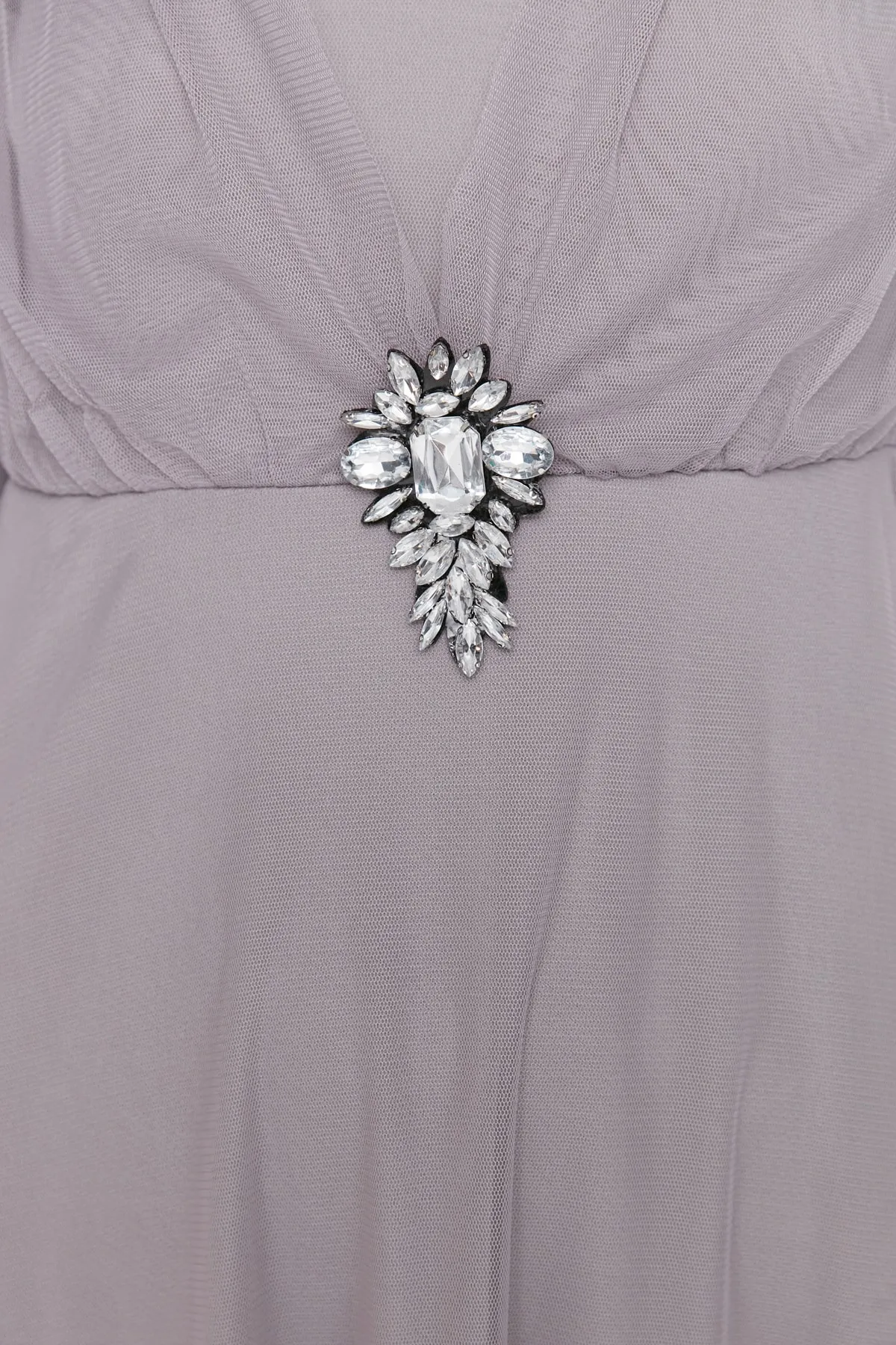 Trendyol Modest  Graues Tüllcape und abnehmbare, mit Schmucksteinen verzierte Brosche am Abendkleid TCTSS22DB00014