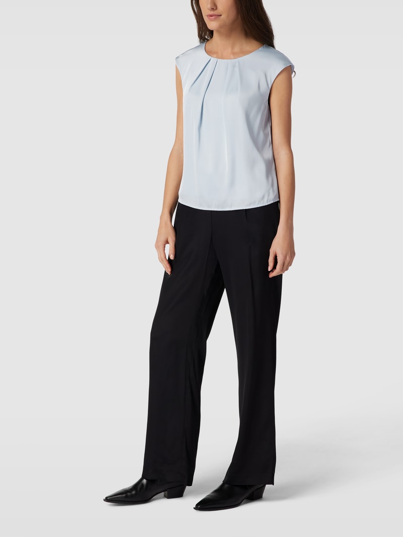 Bluse mit gelegten Falten in hellblau