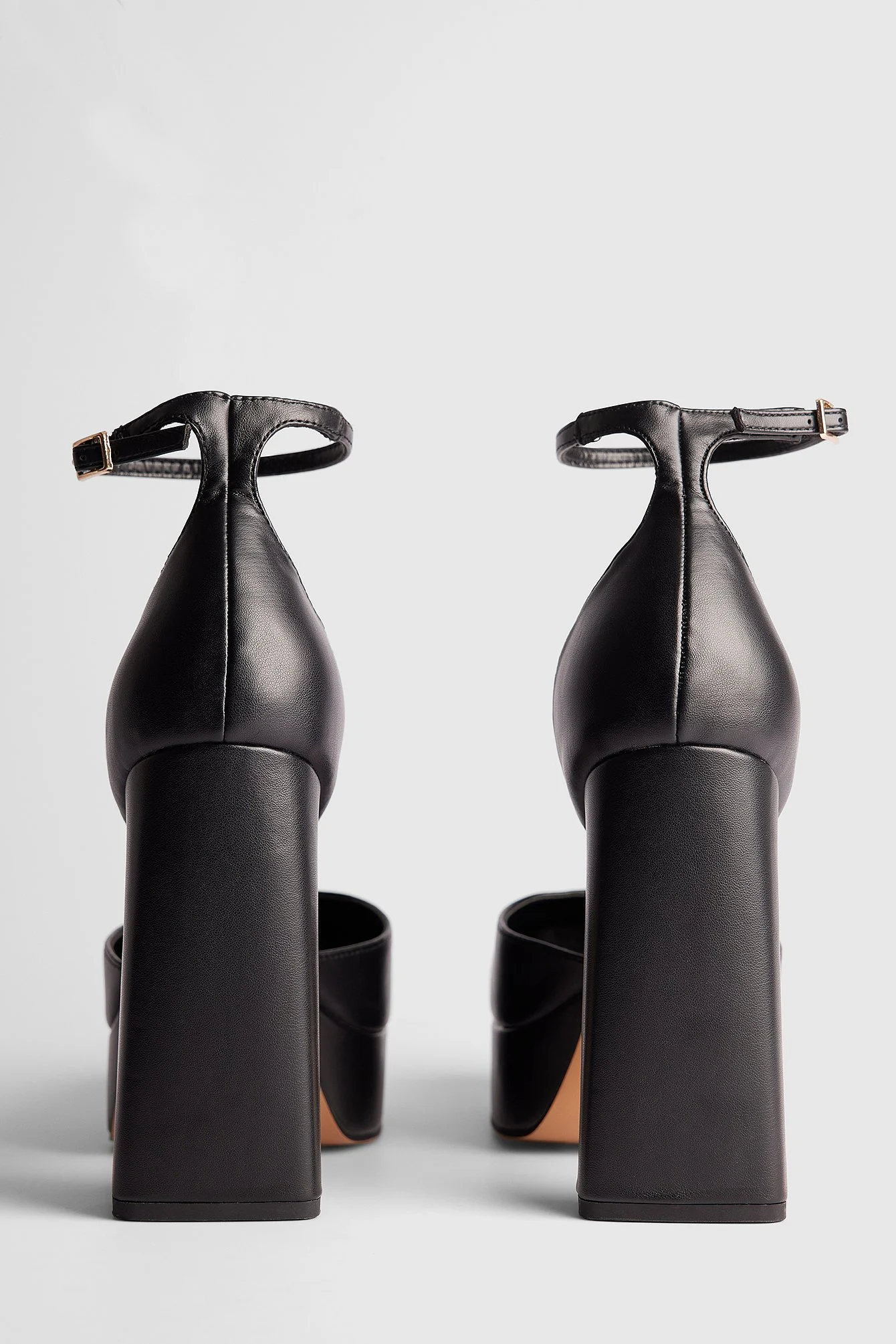 Plateau-Pumps mit Knöchelriemen