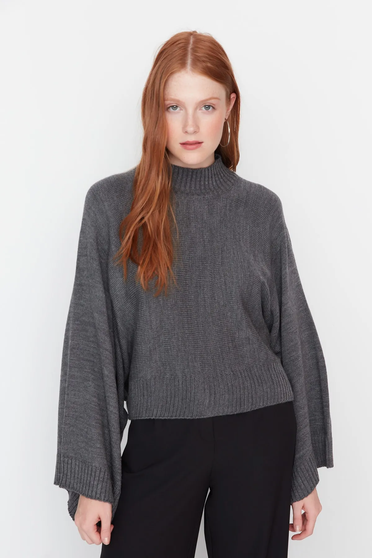 Trendyol Collection  Anthrazitfarbener Strickpullover mit Fledermausärmeln TWOAW23KZ01838