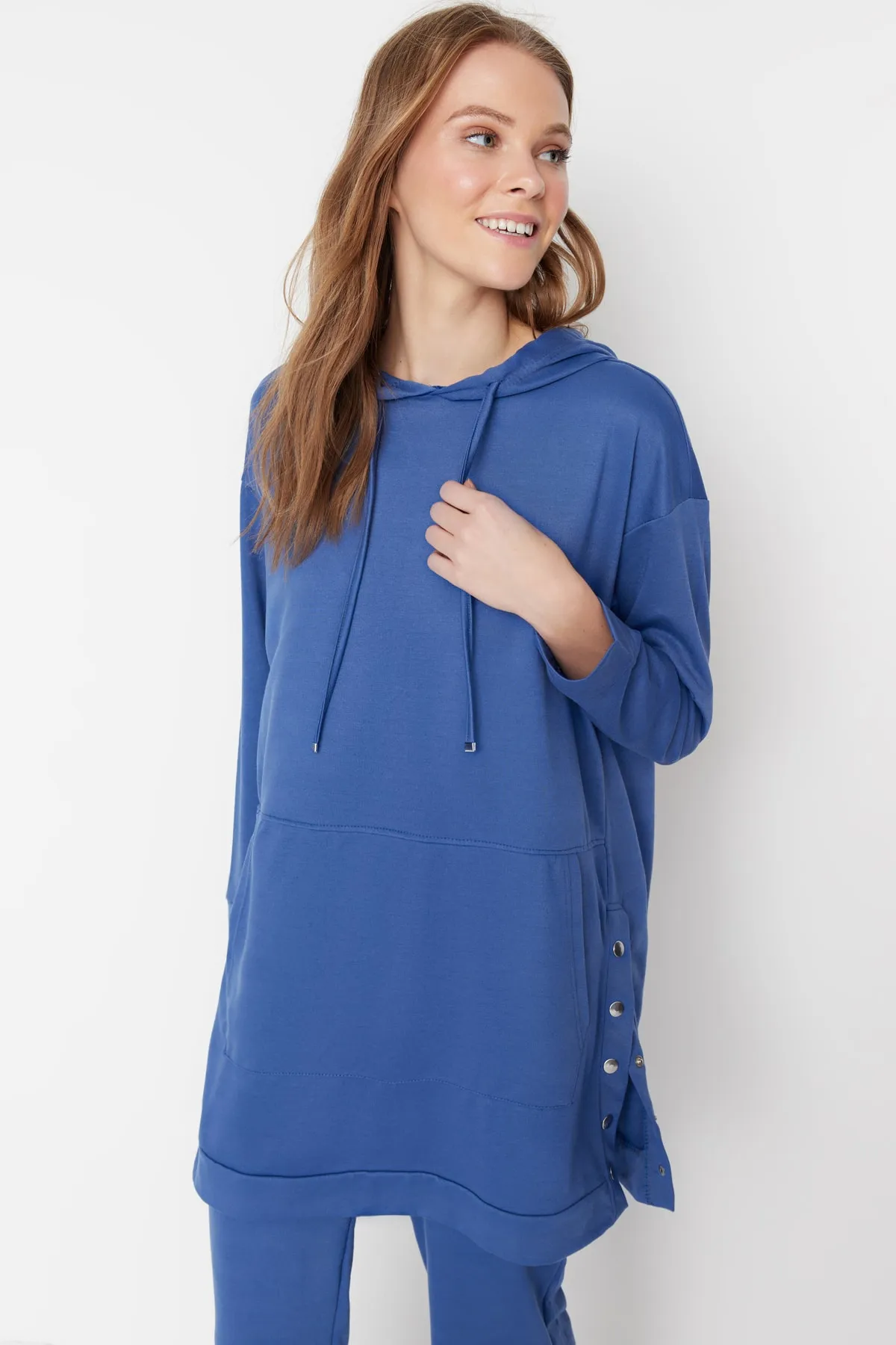 Trendyol Modest  Indigofarbenes Jogger-Trainingsanzug-Set mit Kängurutasche und Druckknopfdetail und Kapuze und Kapuze TCTSS21EM0072