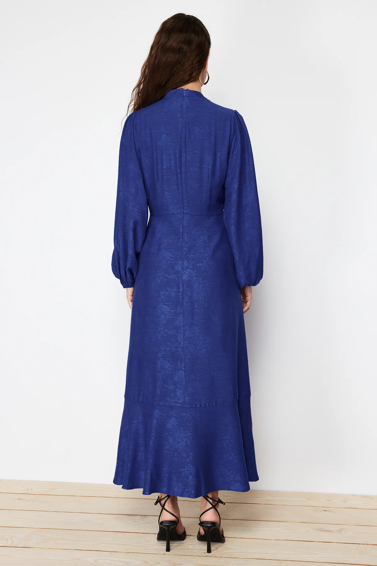 Trendyol Modest  Marineblaues Jacquard-Kleid mit Blumenmuster TCTSS24EB00064