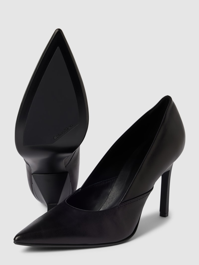 Pumps aus Leder mit spitzer Form in schwarz