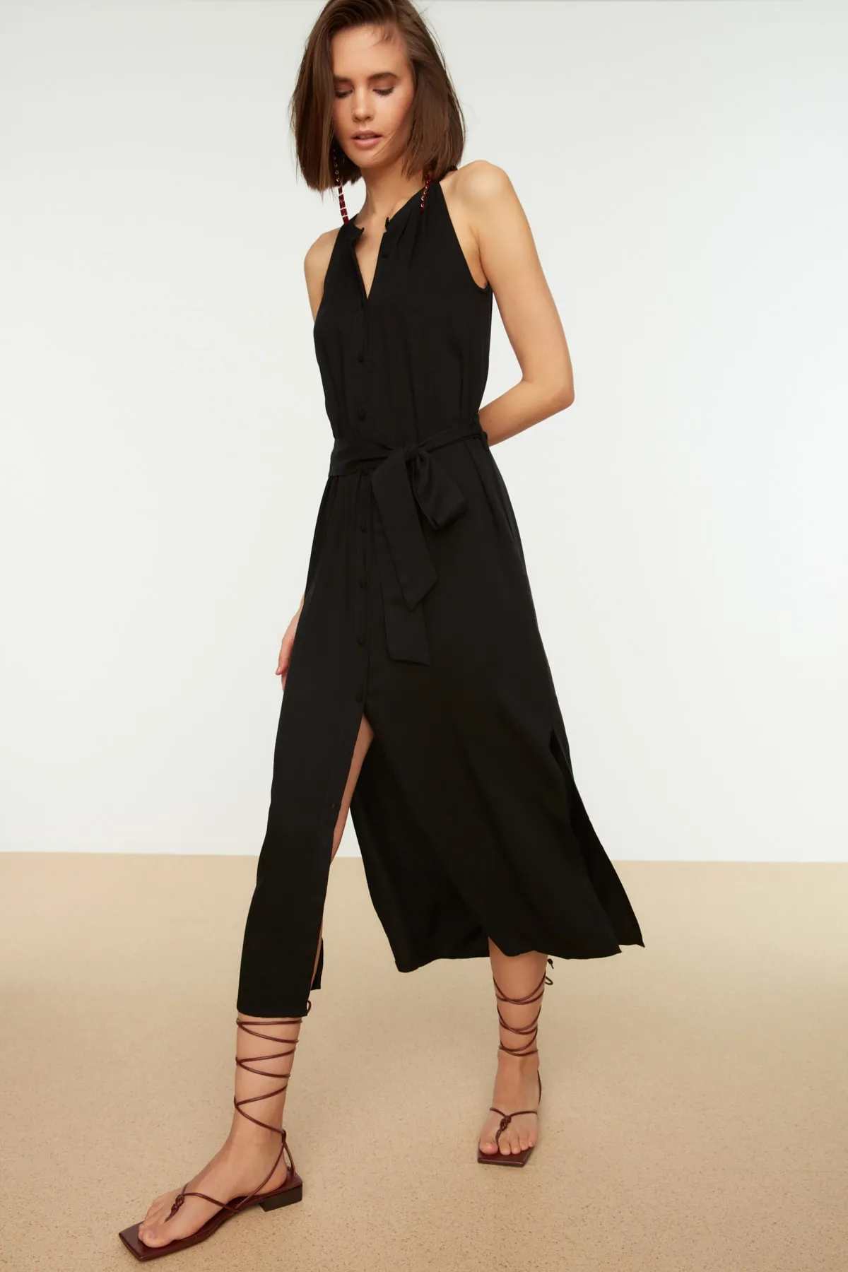 Trendyol Collection  Schwarzes gewebtes Midi-Hemdkleid mit Gürtel und vorherrschendem Kragen TWOSS19XM0112