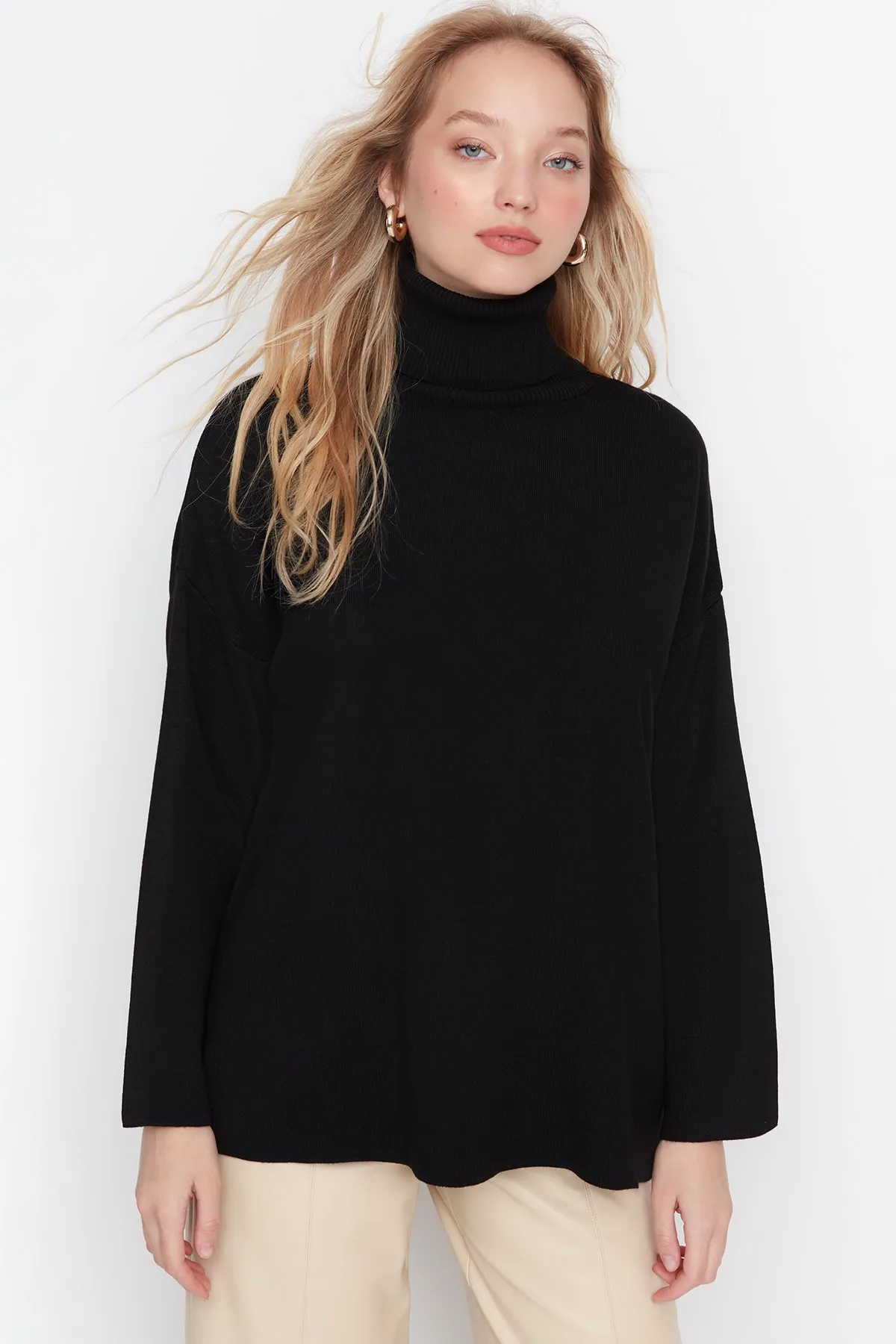 Trendyol Collection  Schwarzer Basic-Strickpullover mit weiter Passform TWOAW23KZ00206