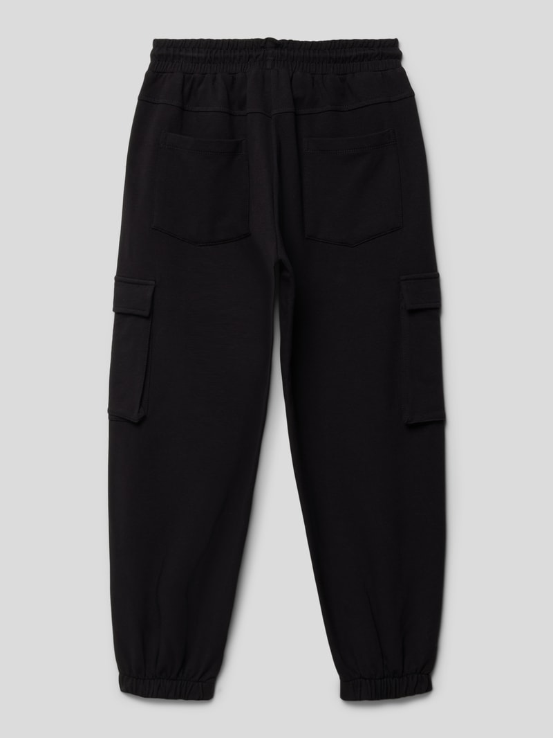 Jogpants mit aufgesetzten Paspeltaschen in schwarz