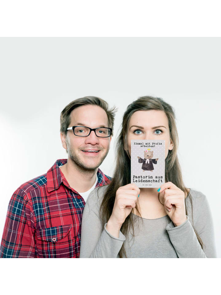 Mr. & Mrs. Panda Postkarte Pastorin Leidenschaft mit Spruch in Grau Pastell günstig kaufen onesize
