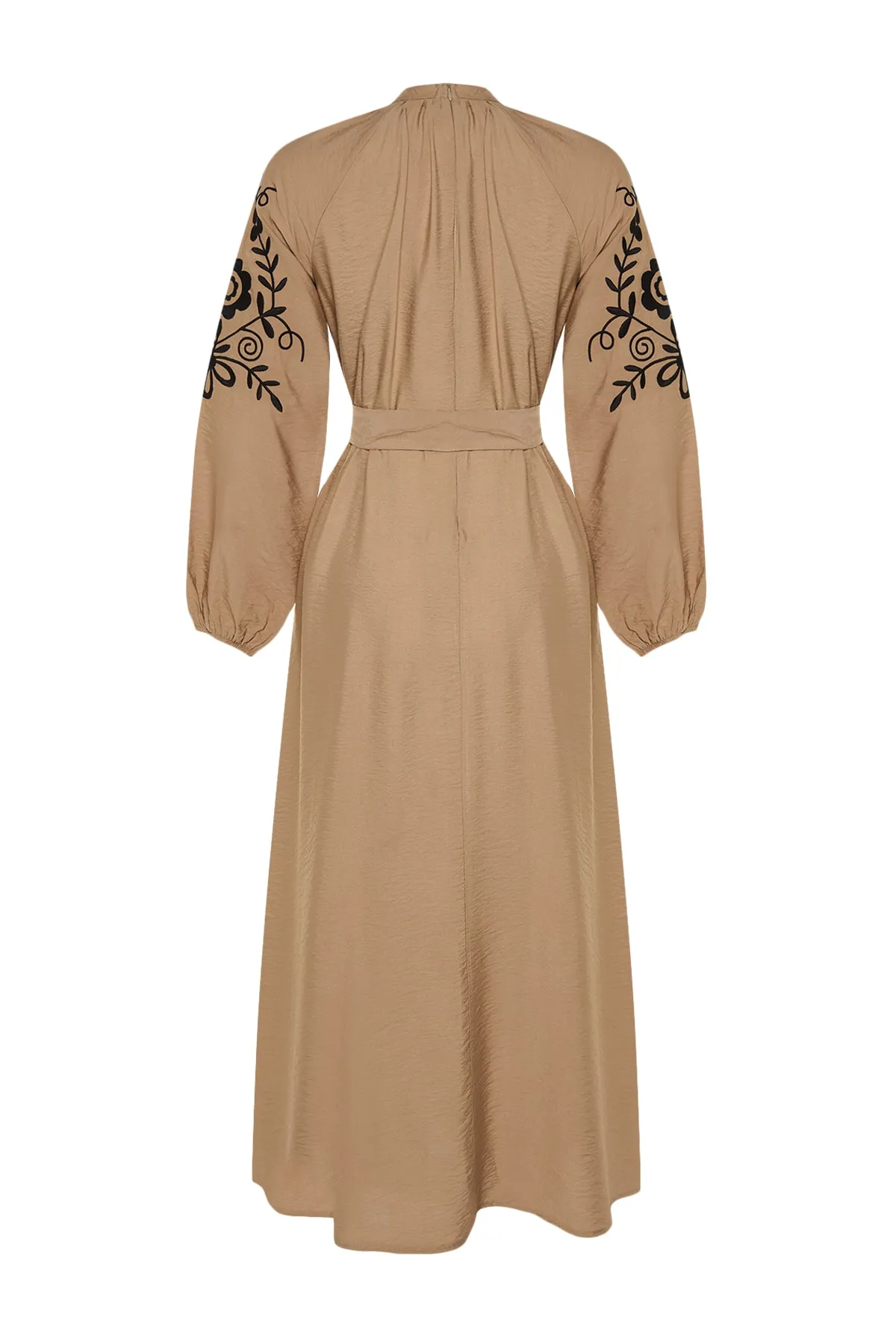 Trendyol Modest  Beigefarbenes Kleid mit Gürtelstickerei, weitem Schnitt und gewebter Leinenoptik TCTSS23EB00224