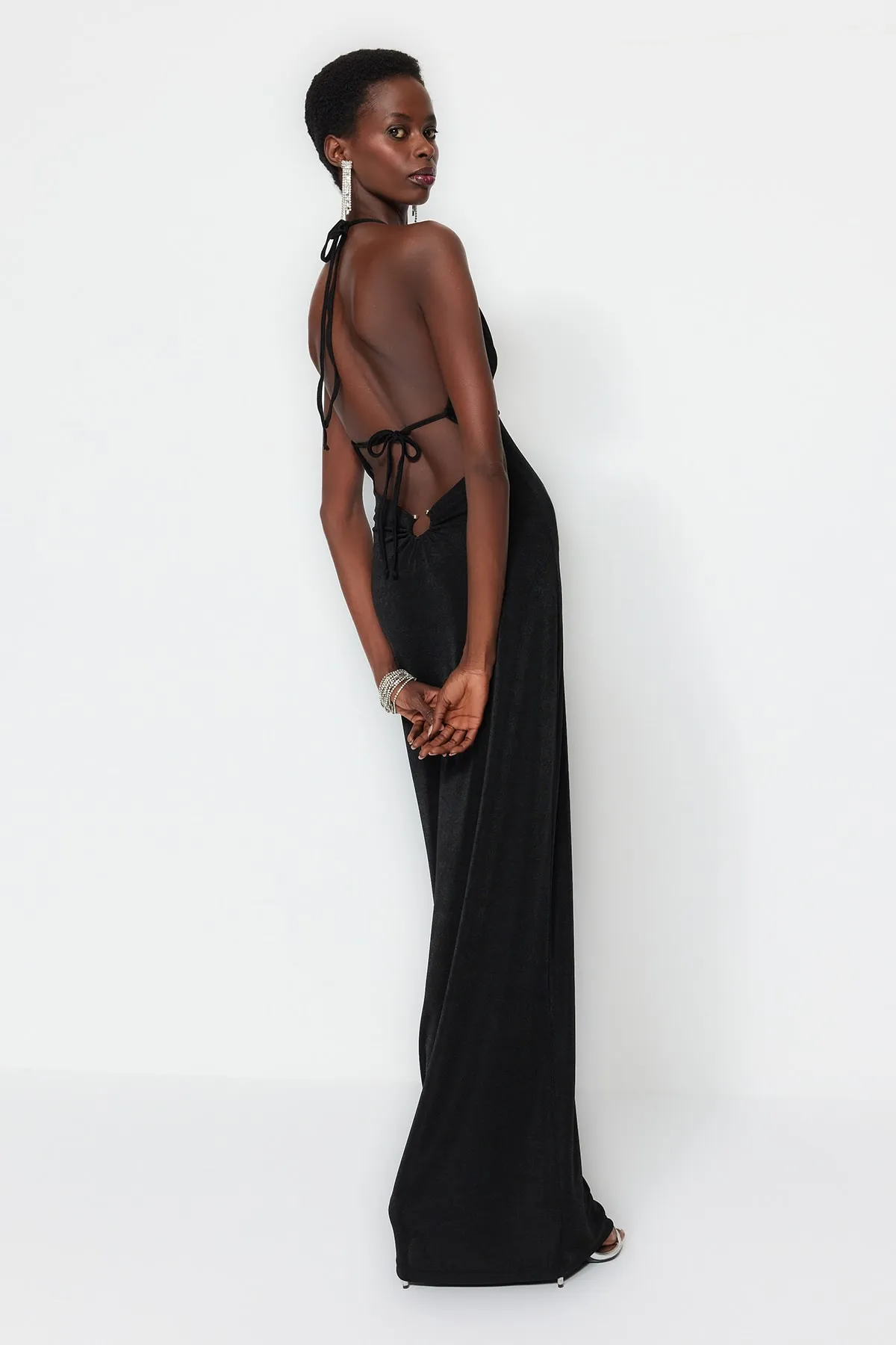 Trendyol Collection  Schwarzes, figurbetontes, langes Abendkleid aus Strick mit Glitzer TPRSS23AE00113