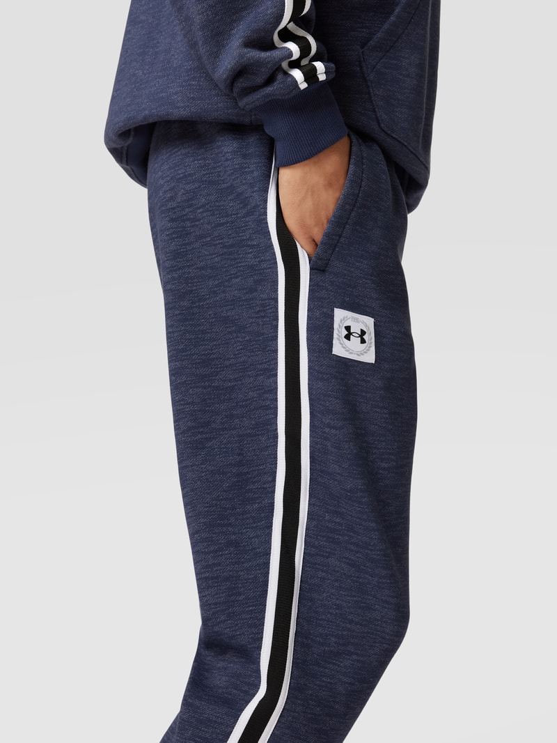 Sweatpants mit Label-Patch in marineblau