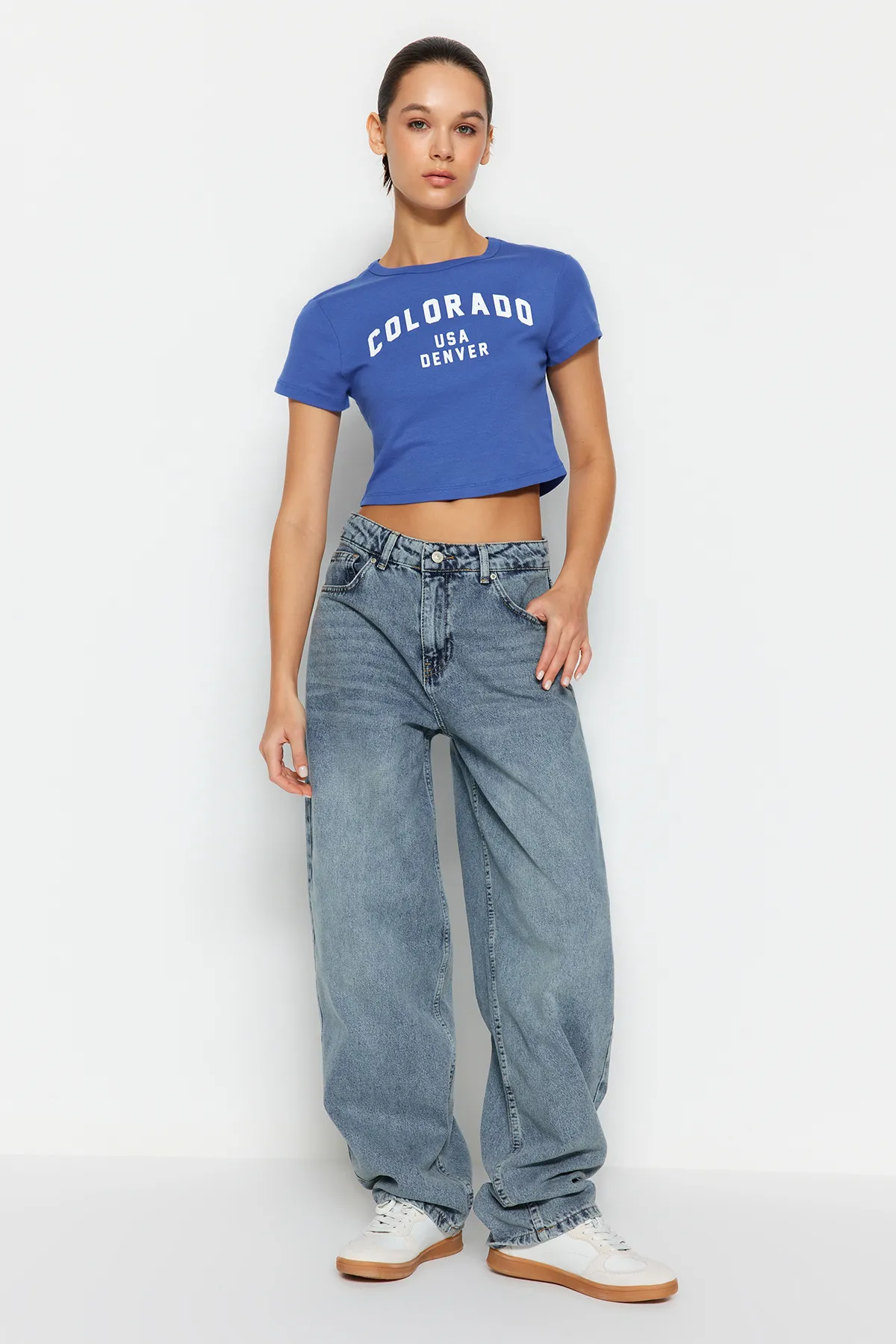 Trendyol Collection  Blaue Skater-Jeans mit niedriger Taille TWOSS24JE00038