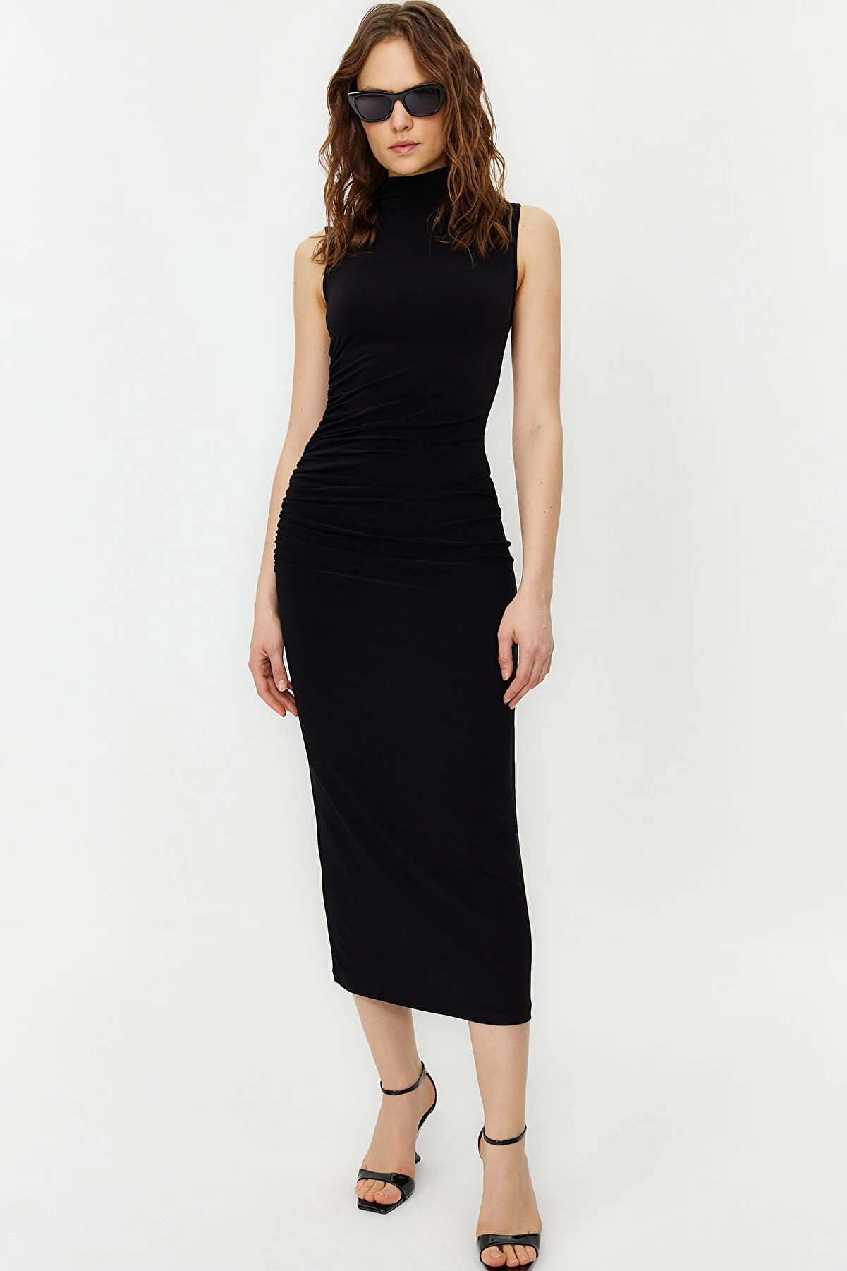 Trendyol Collection  Schwarzes ärmelloses, drapiertes, figurbetontes Maxi-Bleistiftkleid aus flexiblem Strick TWOSS24EL00101