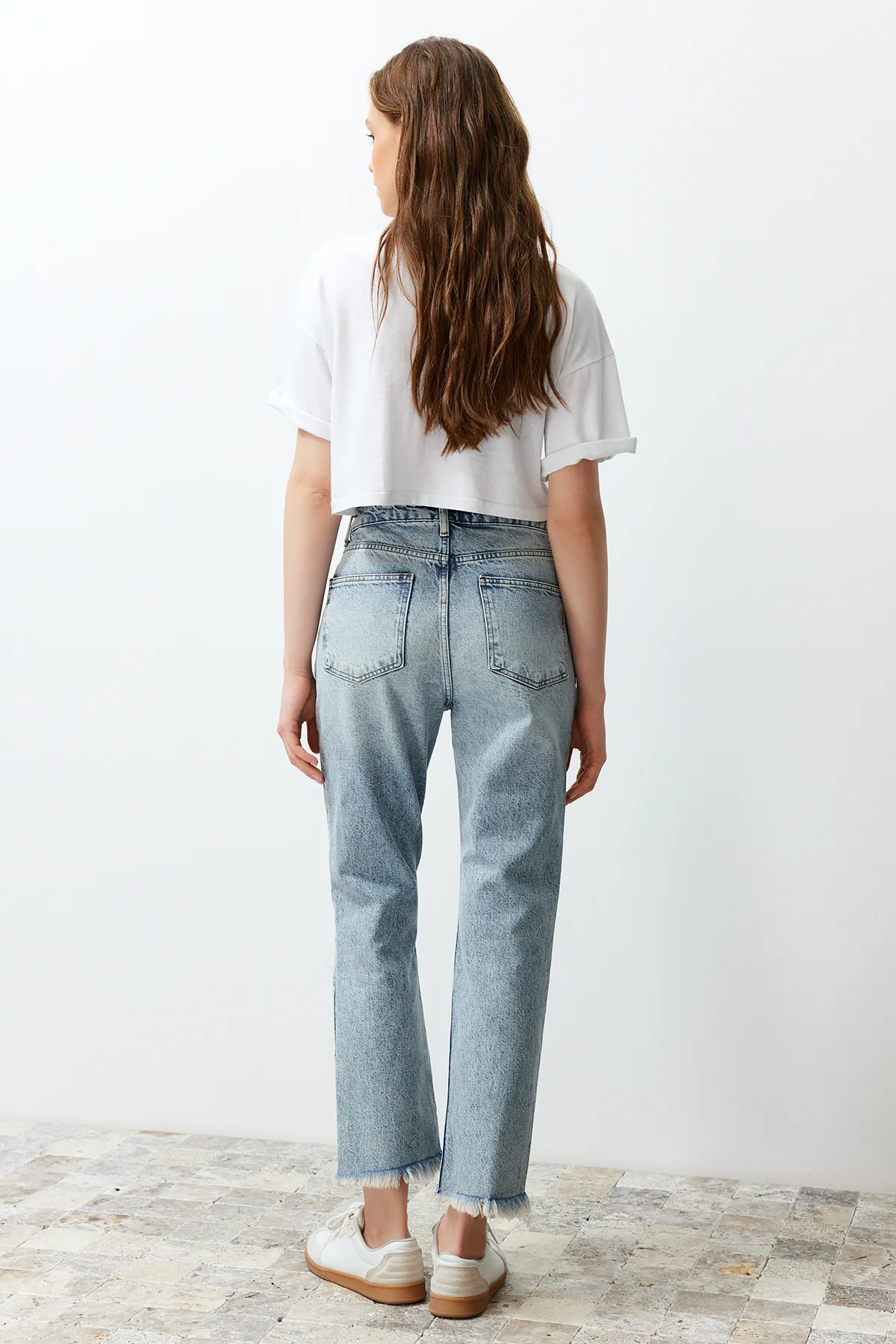 Trendyol Collection  Blaue, zerrissene, detaillierte, gerade Jeans mit hoher Taille TWOSS24JE00178
