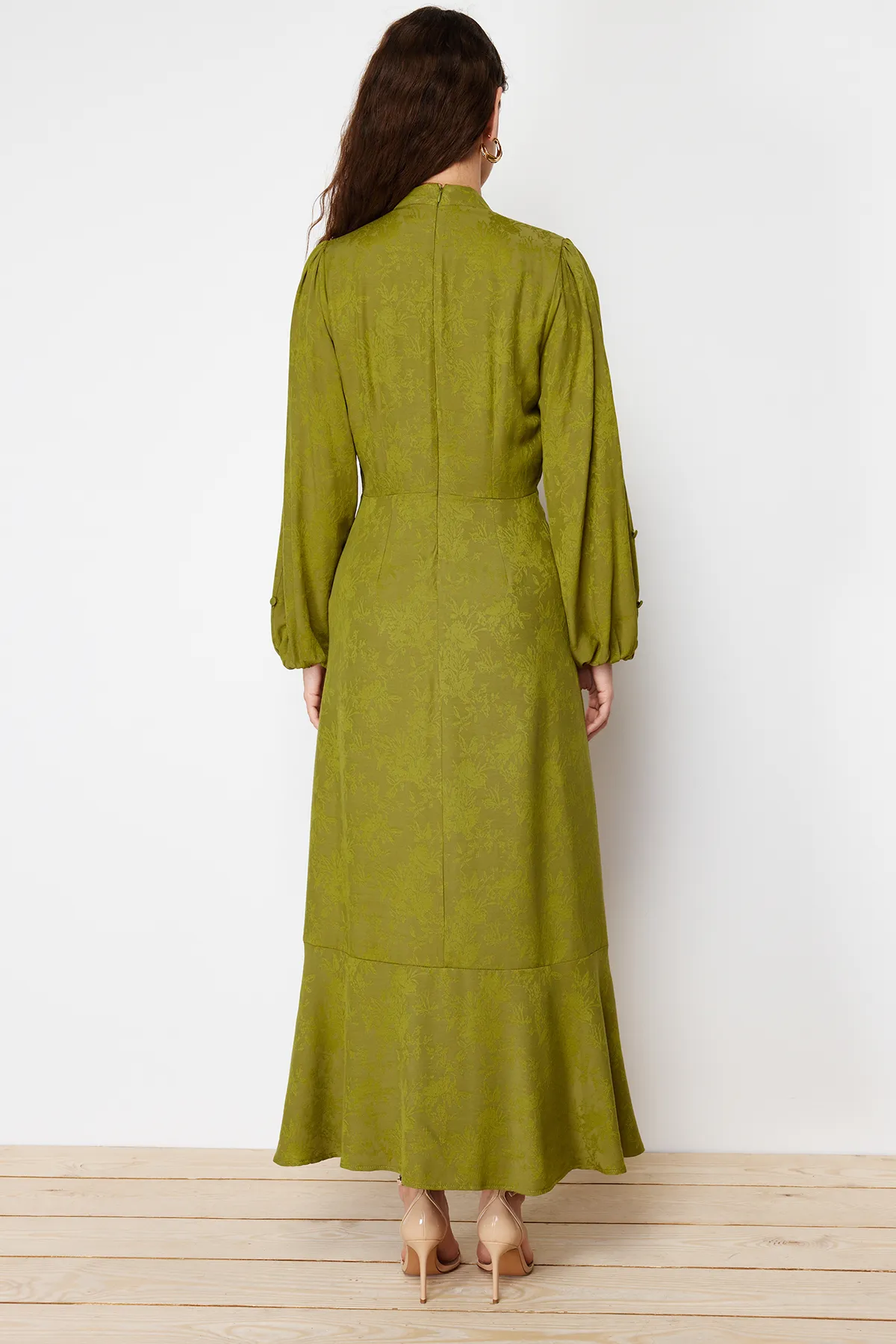 Trendyol Modest  Khakifarbenes Jacquard-Kleid mit Blumenmuster TCTSS24EB00064
