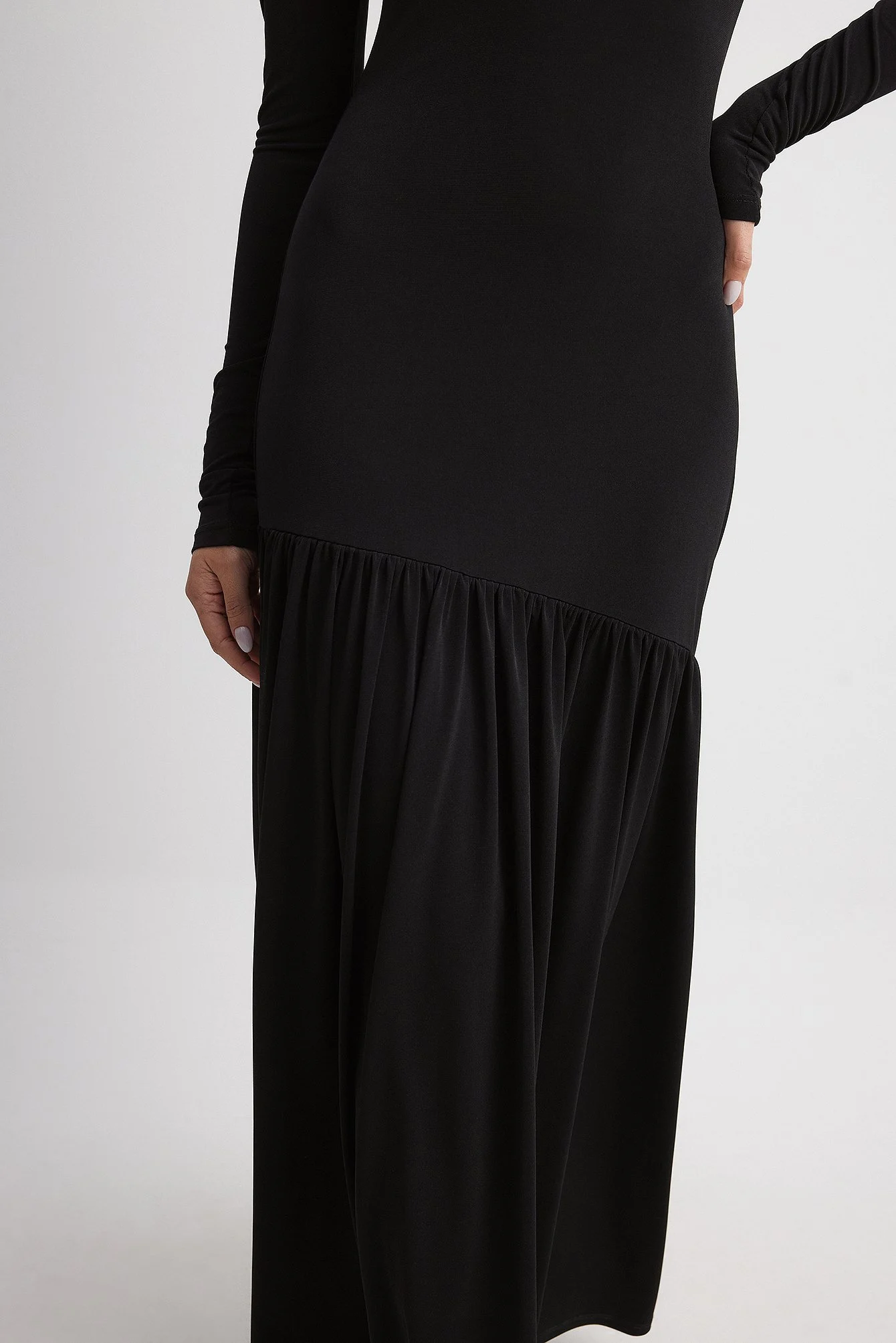 Langärmliges Jersey-Maxikleid mit Volantdetail
