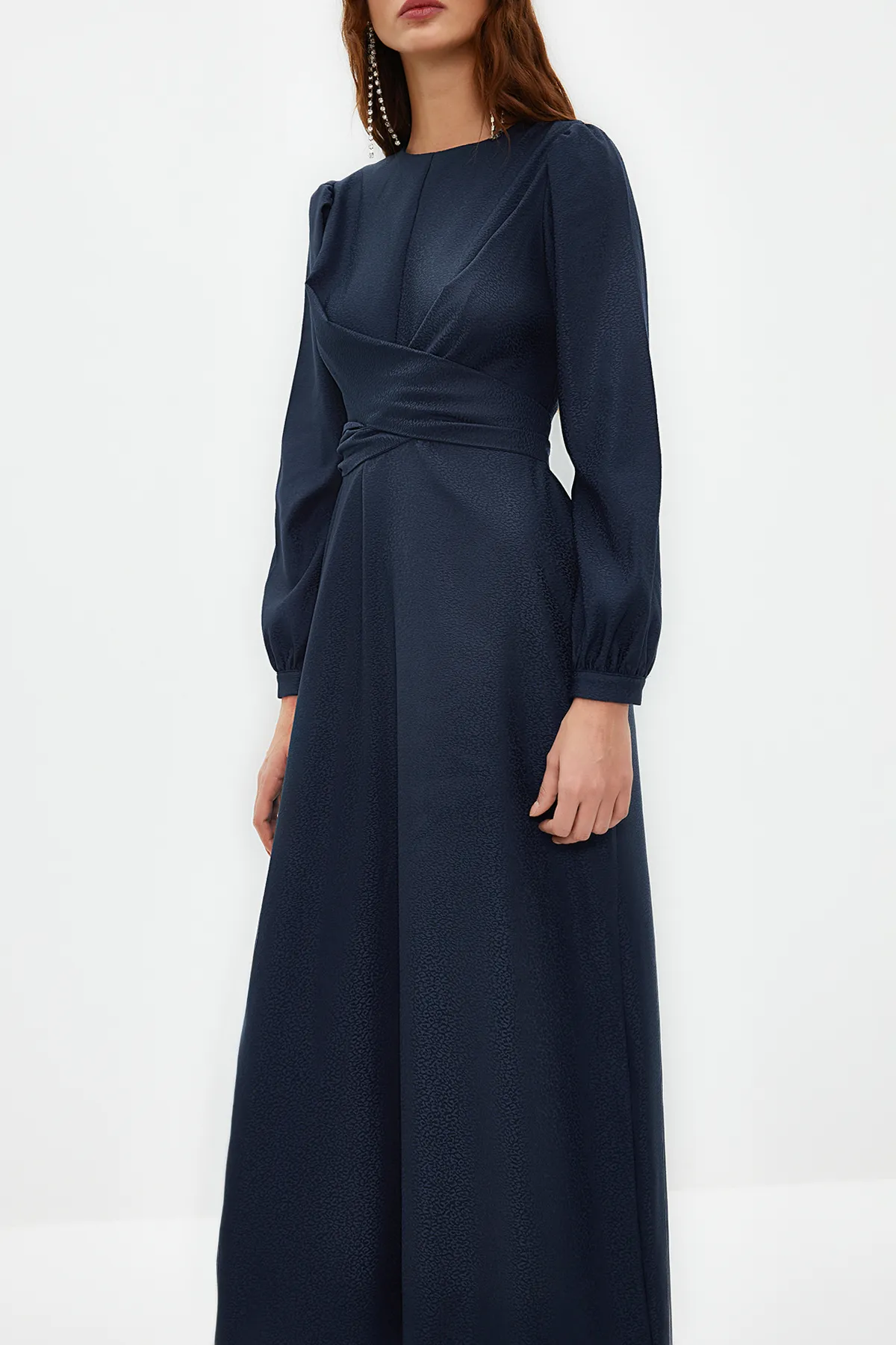 Trendyol Modest  Marineblaues, zweireihiges, selbstgemustertes Abendkleid TCTSS24DB00021