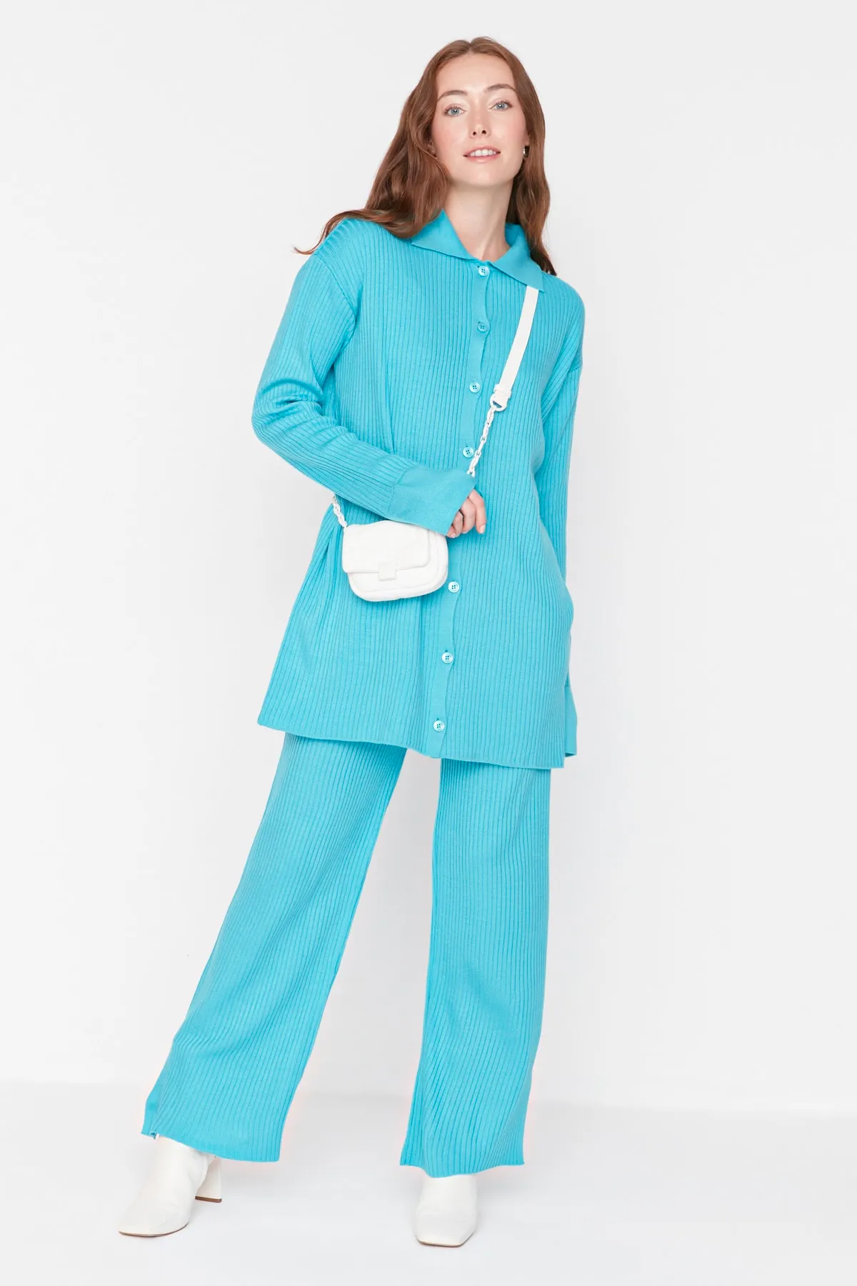 Trendyol Modest  Türkisfarbenes Strickset aus Cardigan und Hose mit Schlitzdetail TCTAW23US00028
