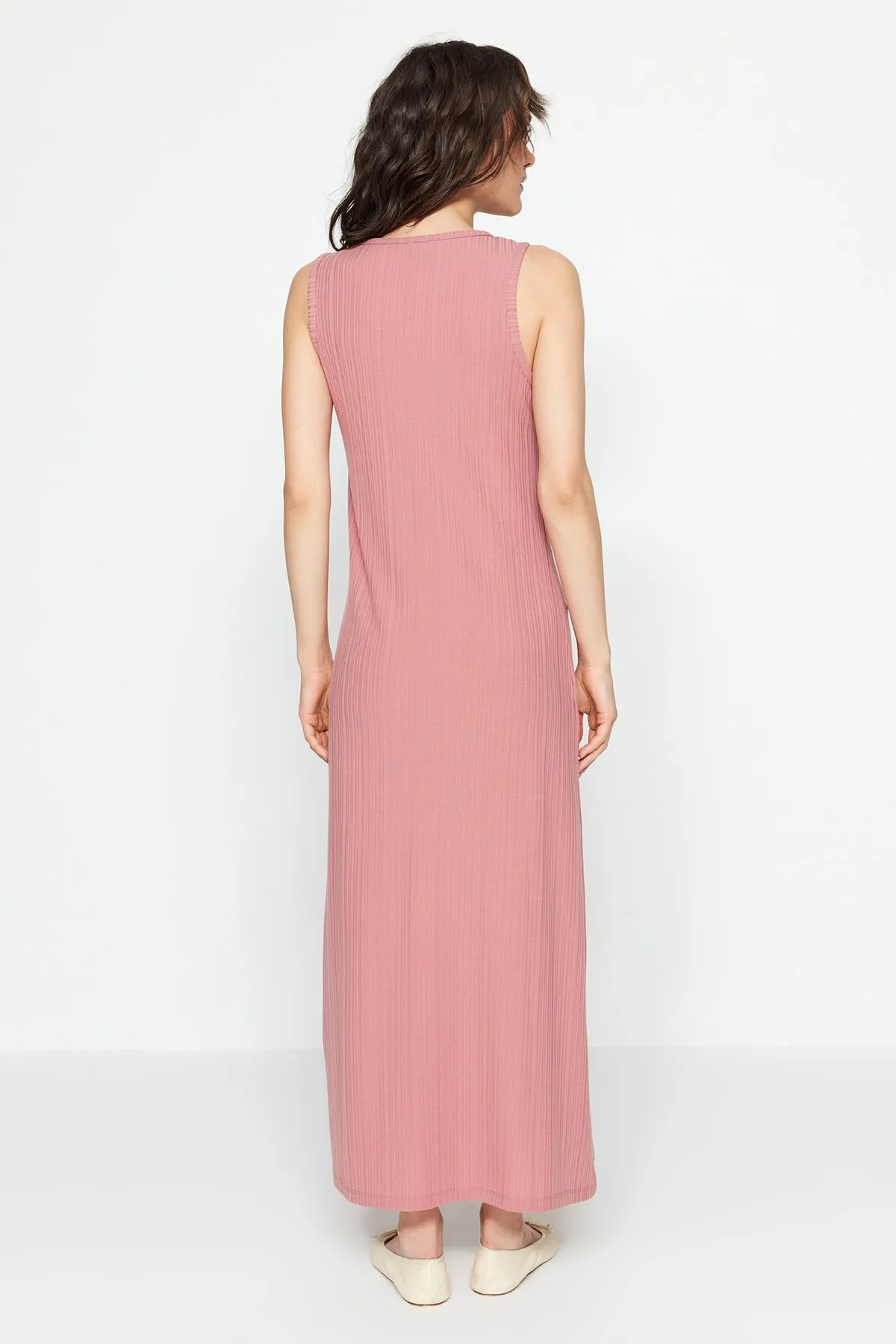 Trendyol Modest  Geripptes ärmelloses Strickkleid mit getrockneten Rosen TCTSS23EB00001