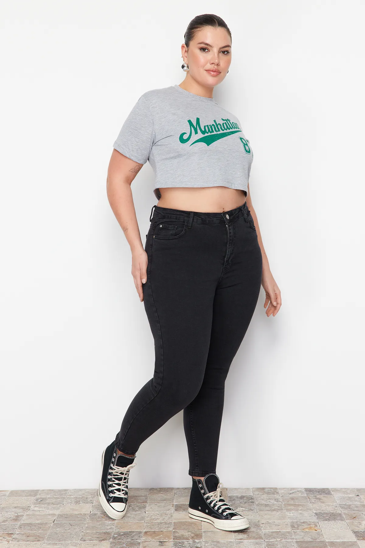 Trendyol Curve  Anthrazitfarbene Röhrenjeans mit hoher Taille TBBAW23JE00003