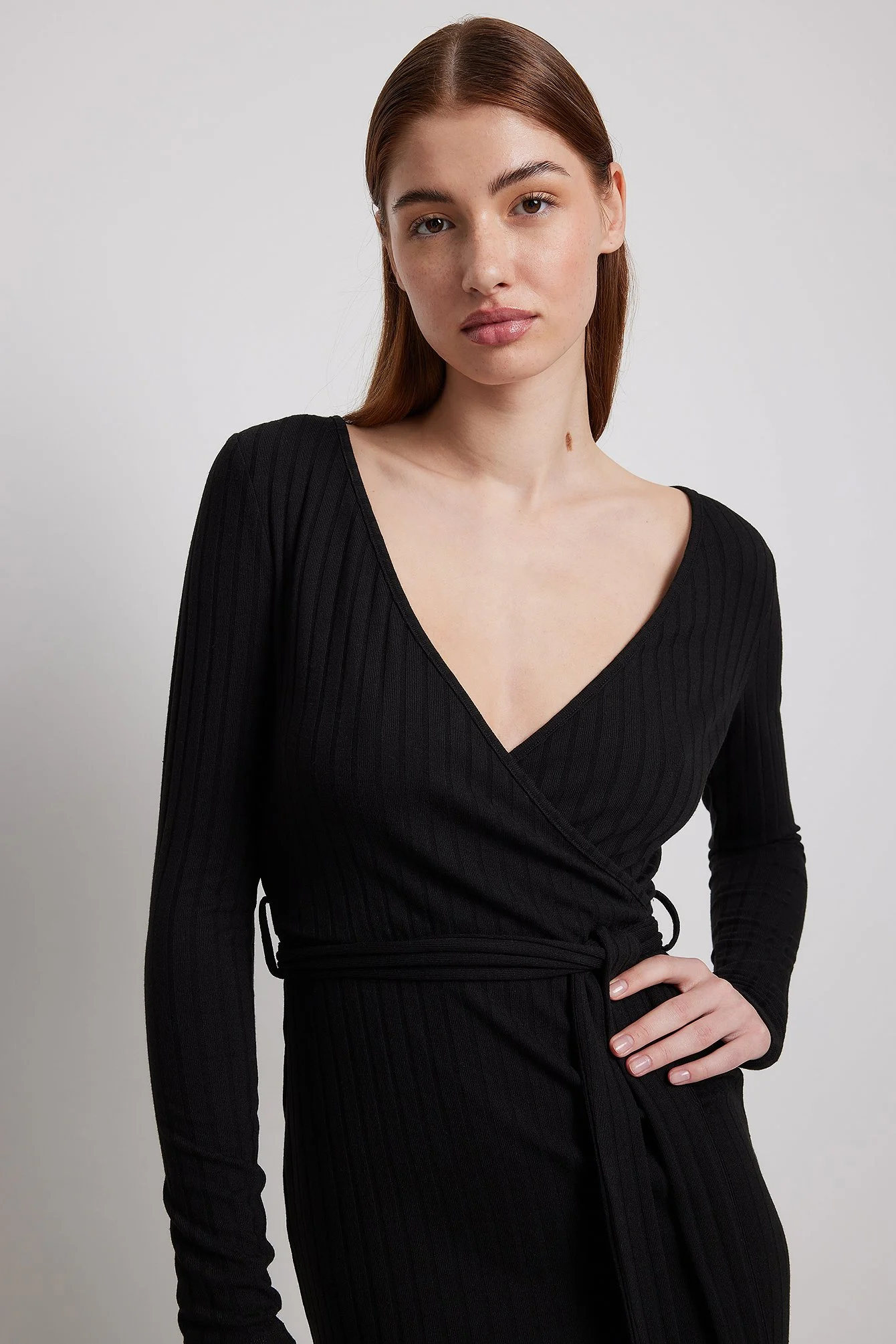 Geripptes Midikleid mit Wickelgürtel