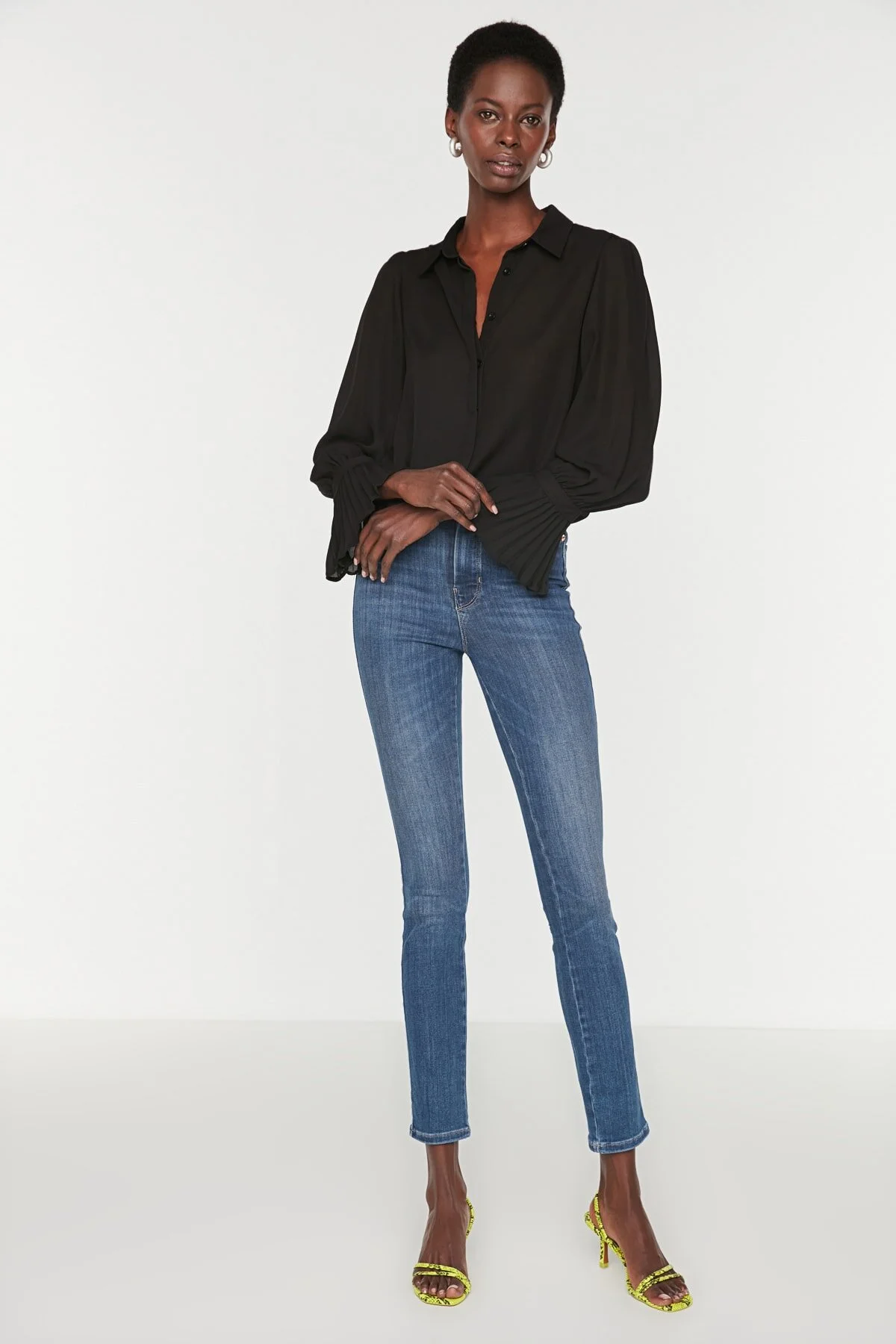 Trendyol Collection  Schwarzes gewebtes Hemd mit spanischen Ärmeln - Regular Fit TWOAW22GO0487