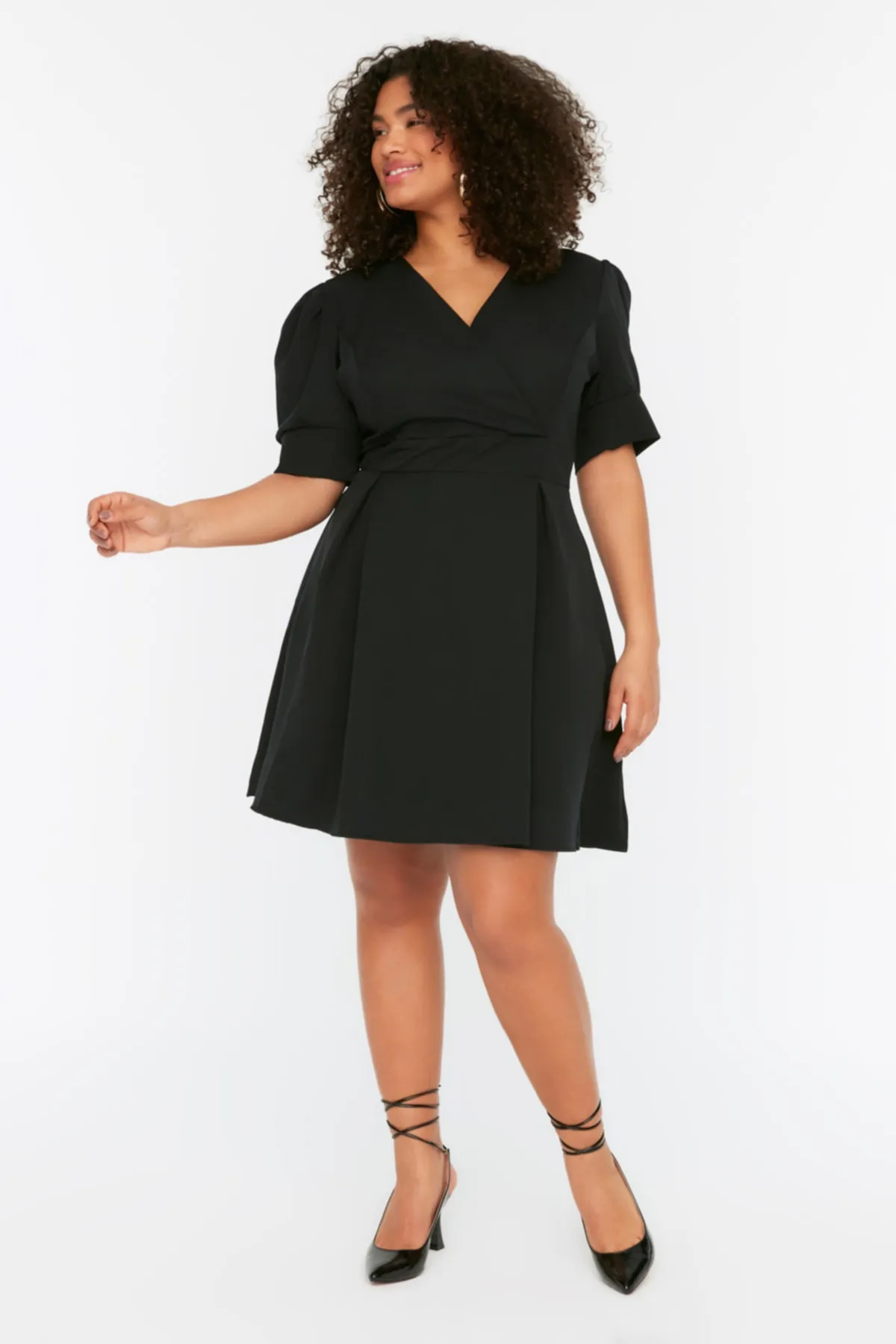 Trendyol Curve  Schwarzes gewebtes Kleid mit zweireihigem Kragen TBBSS22EL2825