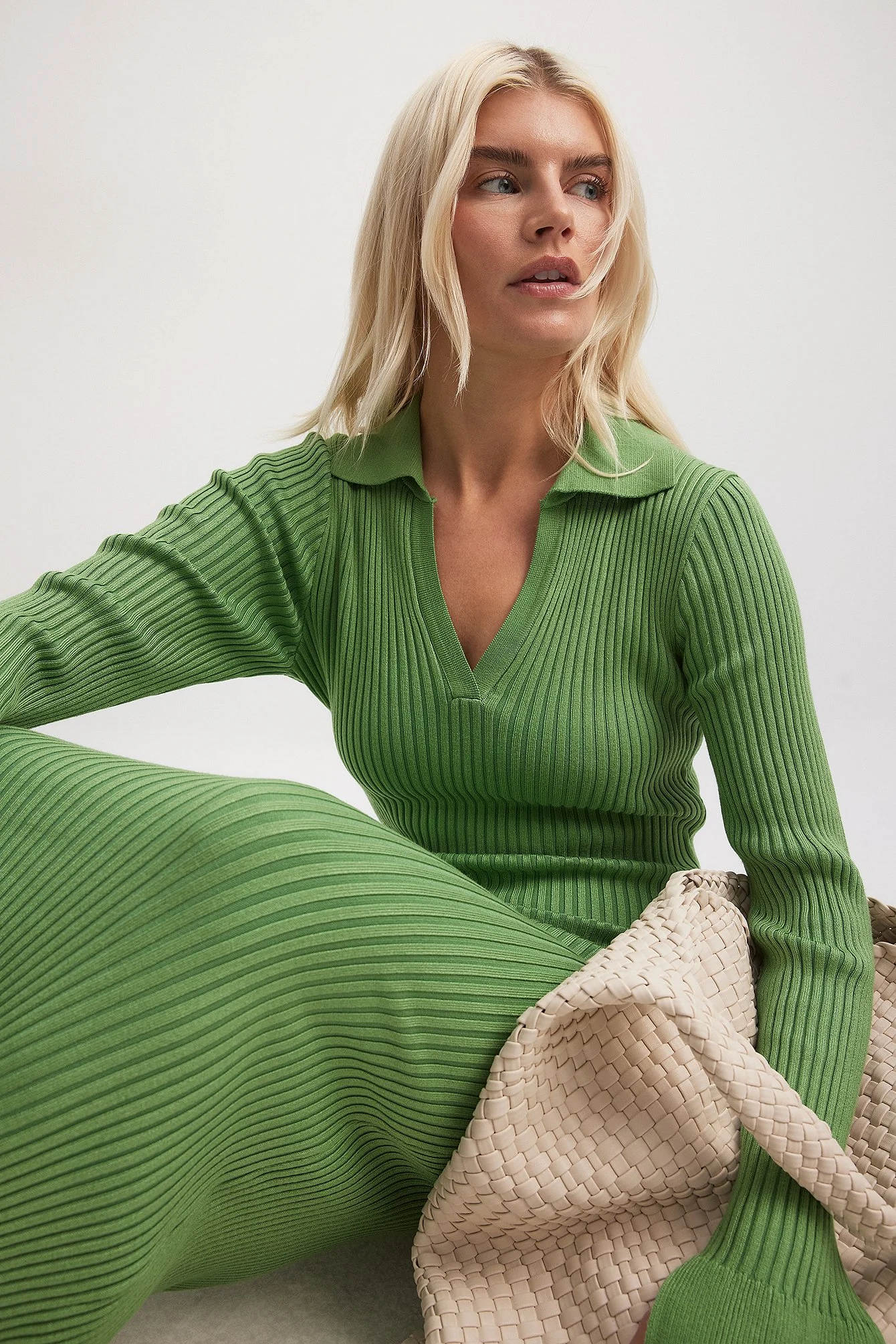 Rippenstrick-Kleid mit Trompetenärmeln