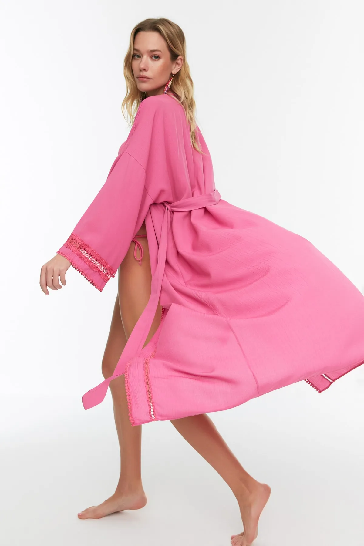 Trendyol Collection  Rosafarbener Midi-Kimono und -Kaftan aus 100 % Baumwolle mit Gürtel und Webband-Zubehör TBESS21KM0008