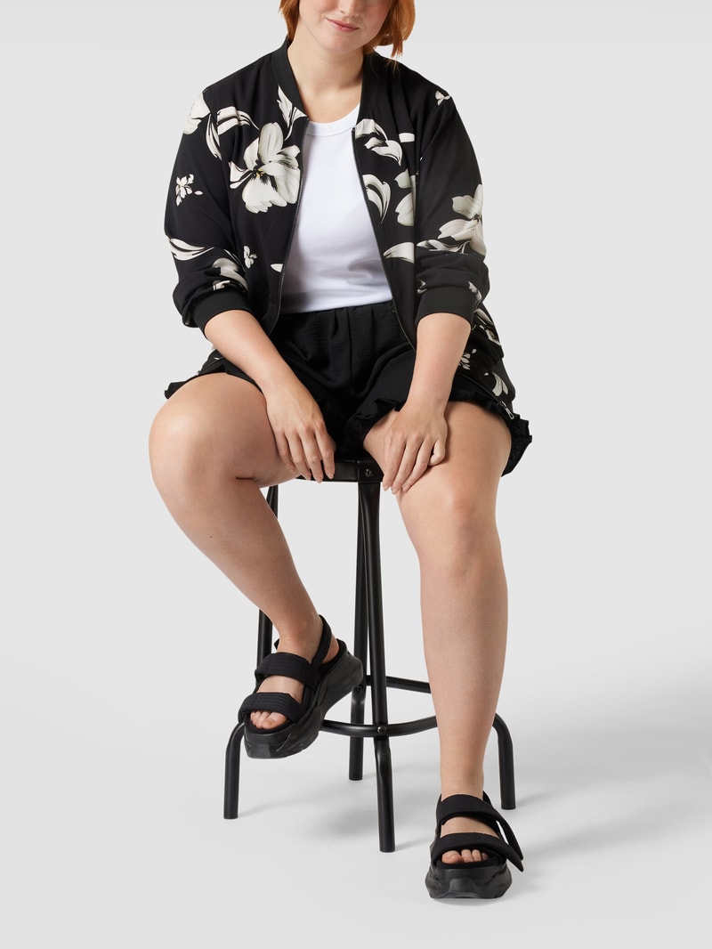 PLUS SIZE Shorts mit Volantsaum in schwarz