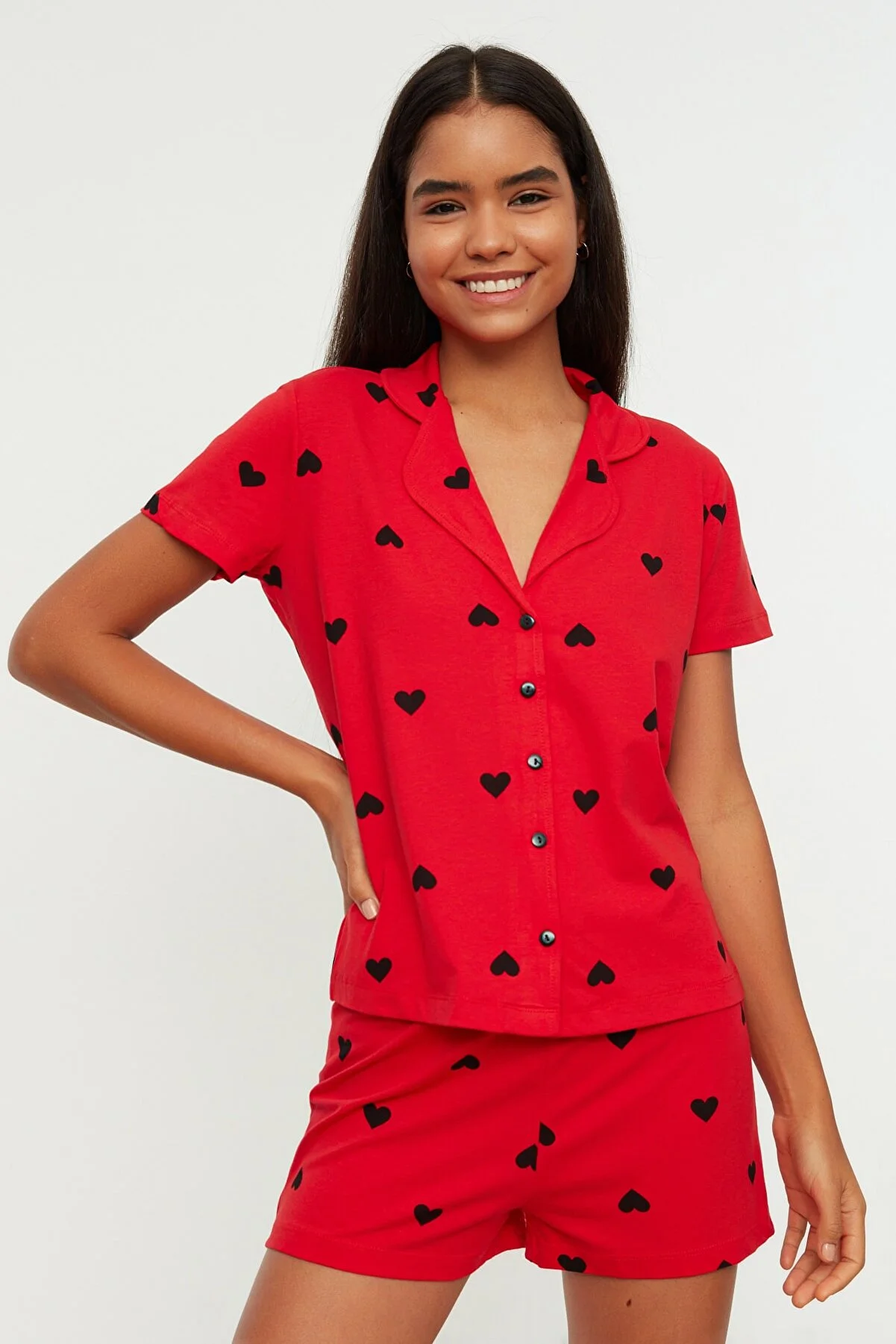 Trendyol Collection  Rotes, gestricktes Pyjama-Set mit Hemd und Shorts aus 100 % Baumwolle mit Herzmuster THMSS21PT0756