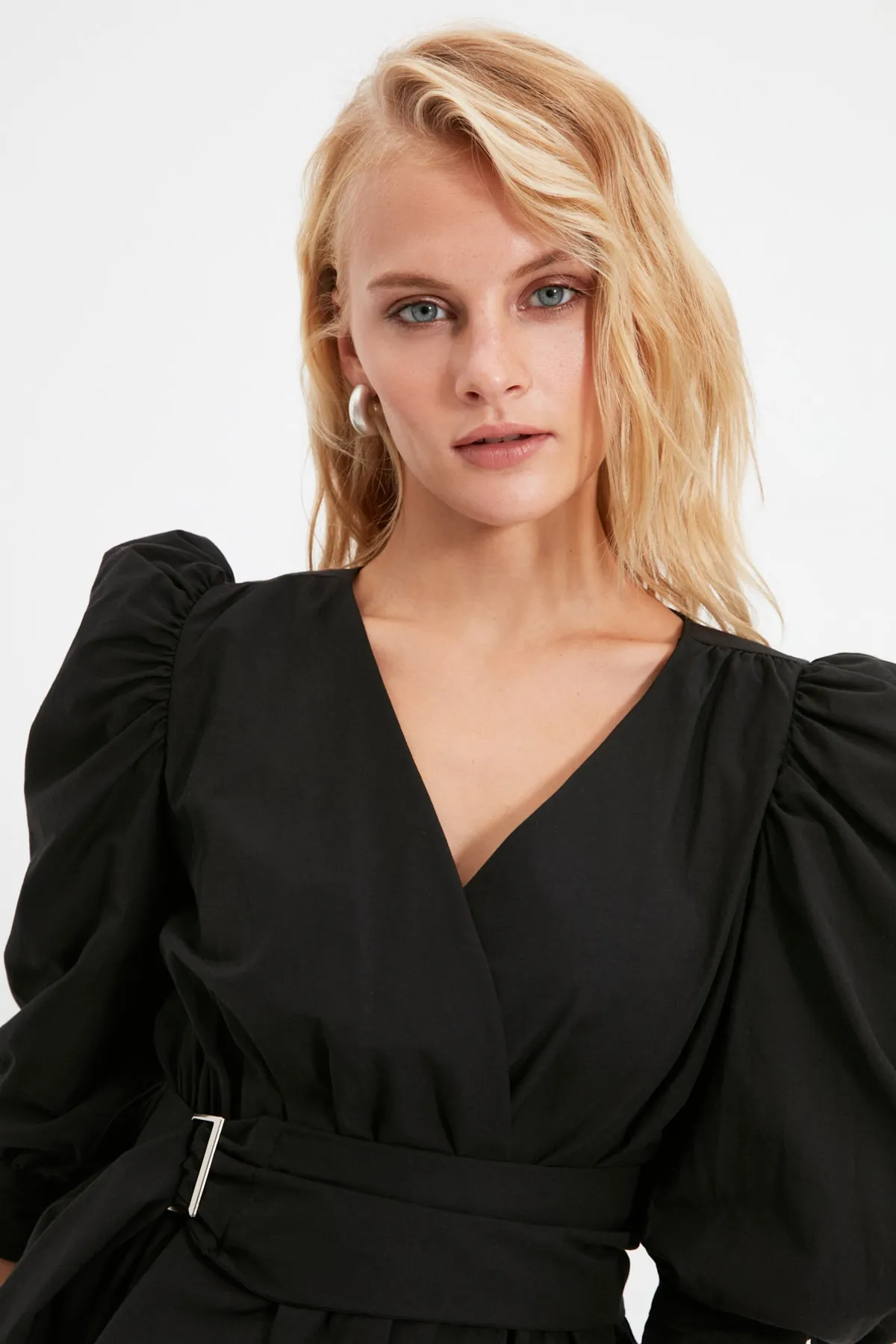 Trendyol Collection  Schwarze zweireihige Webbluse mit Gürtel TWOAW20BZ0923