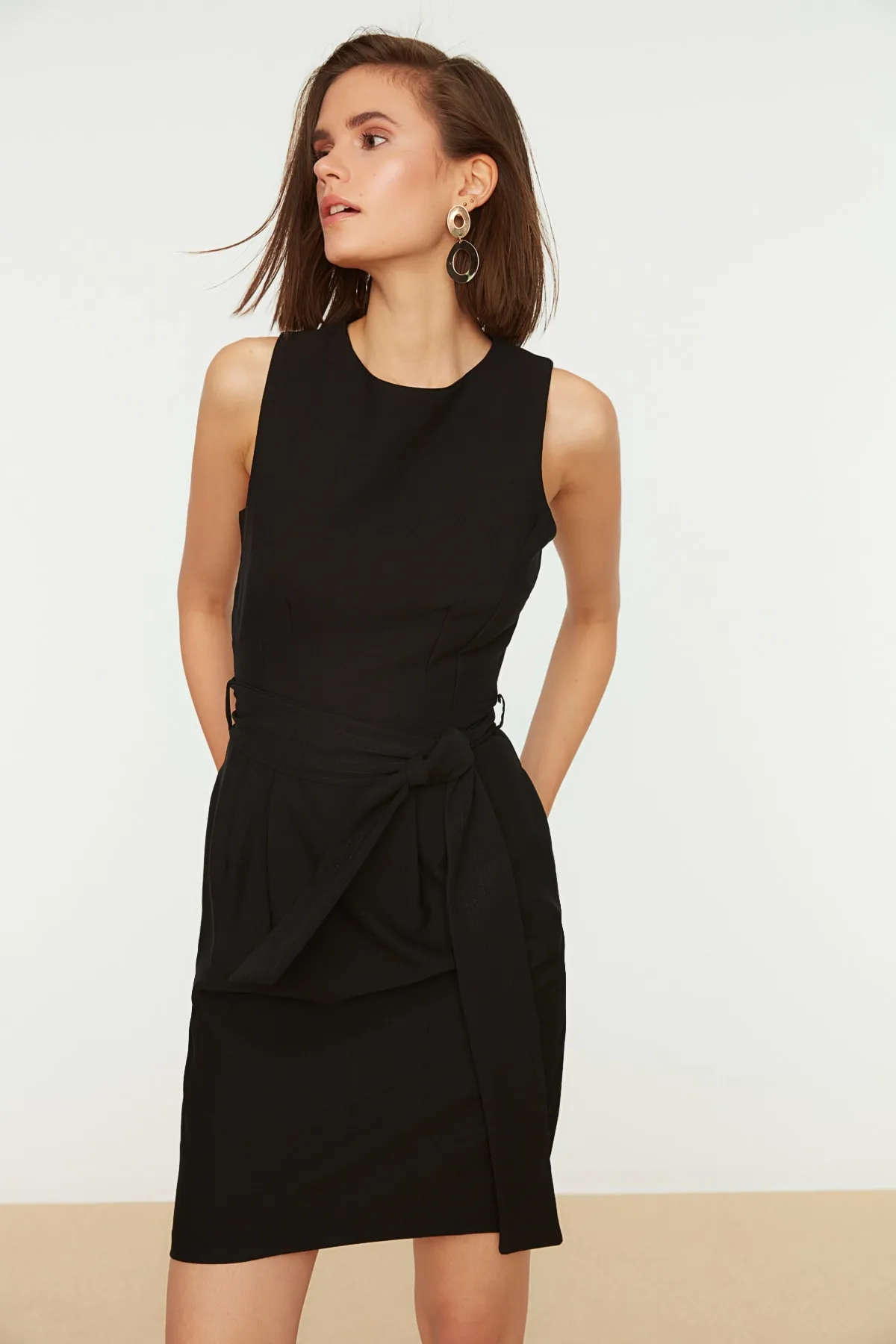 Trendyol Collection  Schwarzes, figurbetontes Mini-Webkleid mit Rundhalsausschnitt und Gürtel TWOSS19AA0063