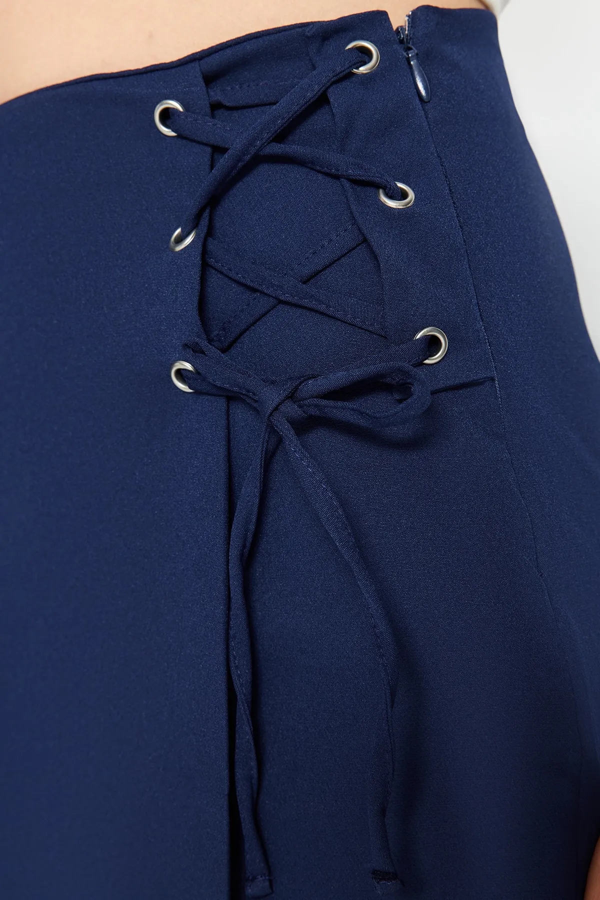 Trendyol Collection  Marineblauer gewebter Shortsrock mit Einfassung und Ösendetails TWOAW21SR0038
