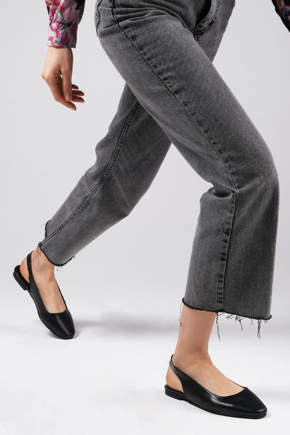 Mio Gusto  Flache Ballerina-Schuhe für Damen von Ally in Schwarz mit offenem Rücken