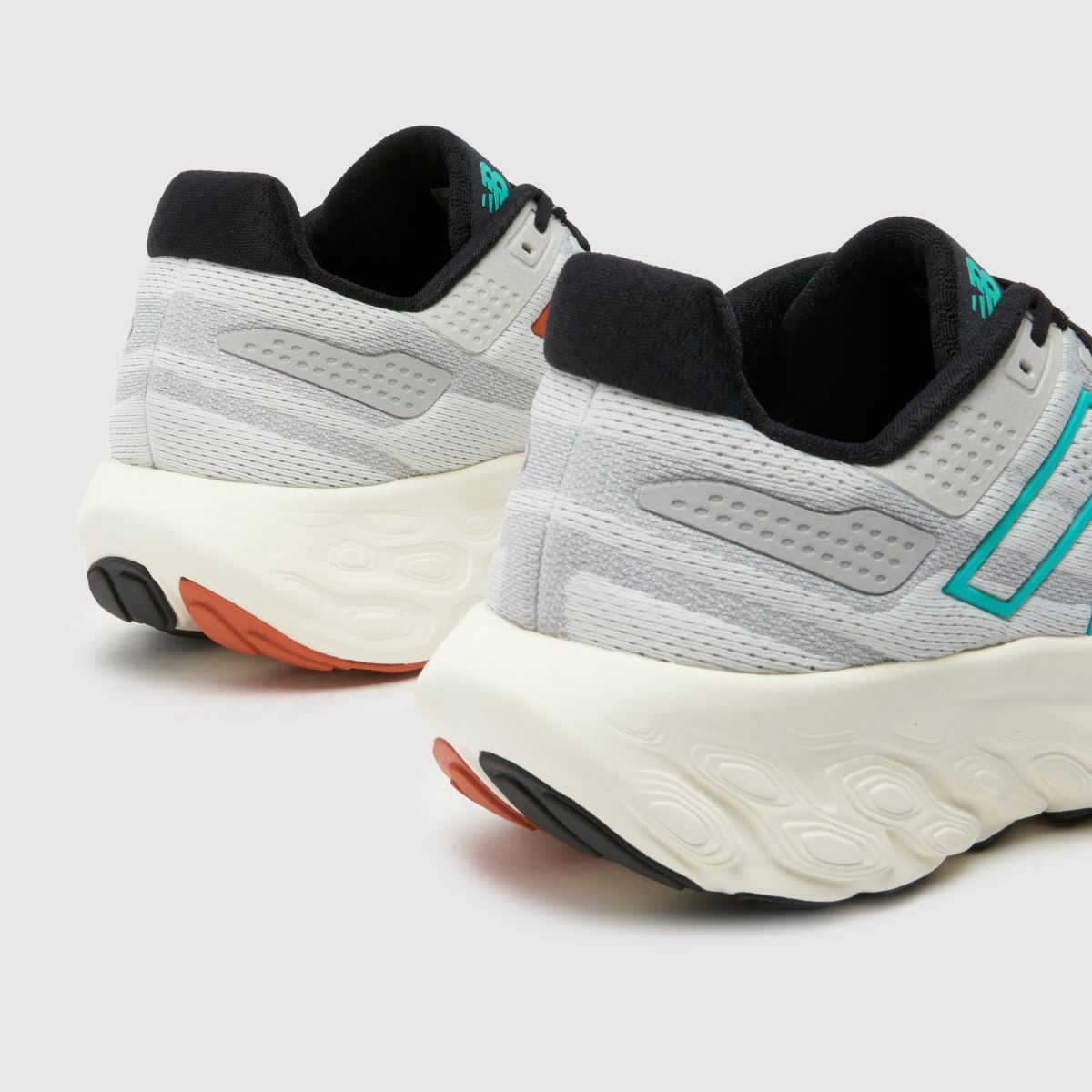 New Balance – Ljusgrå sneakers med fresh foam-mönster och 1080 v13-mönster