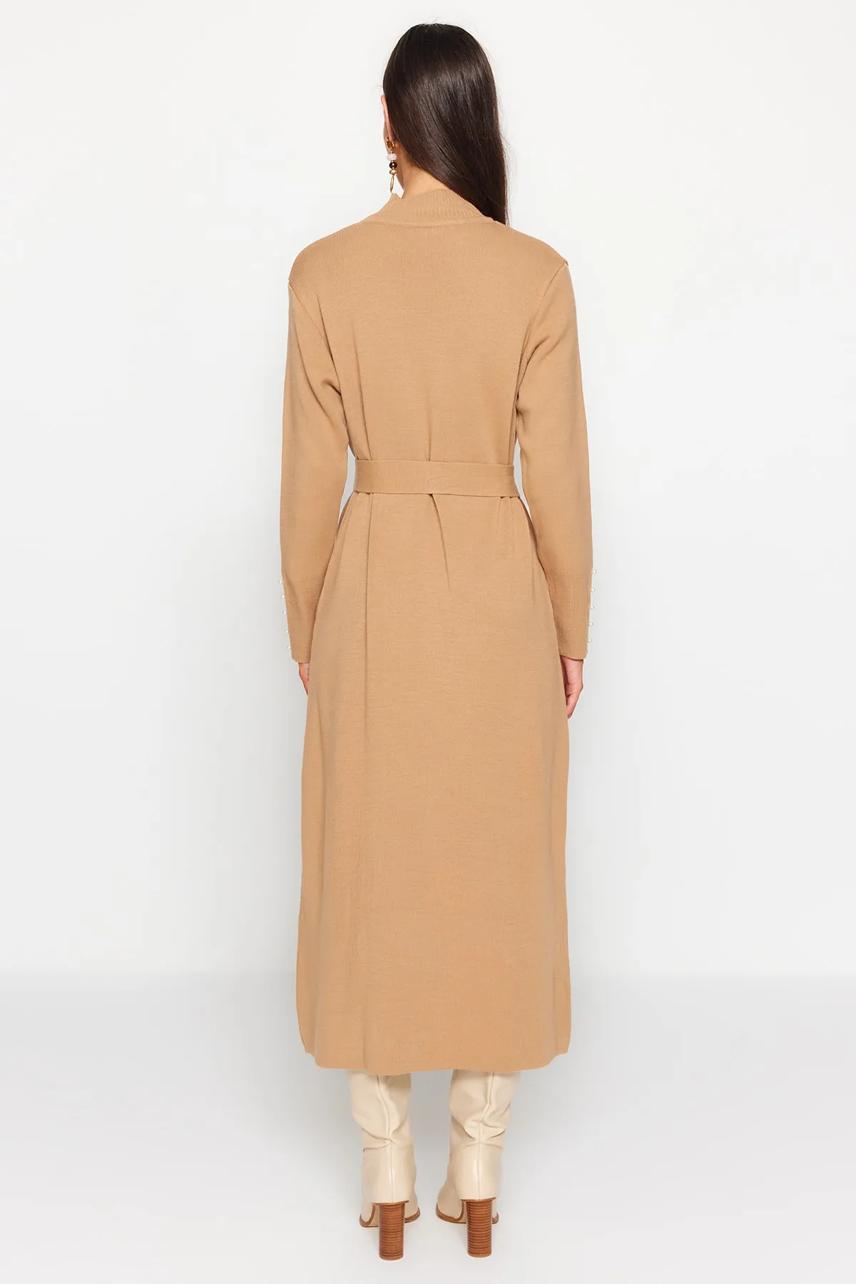 Trendyol Modest  Beiges langes Strickkleid mit Gürtel und Perlendetail TCTAW24EB00016