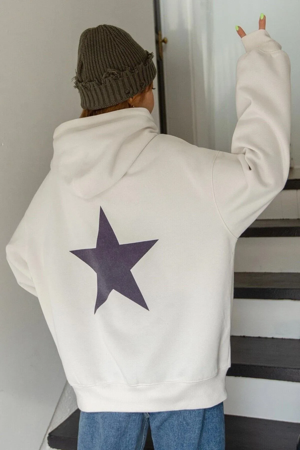 MODAGEN  Unisex-Sweatshirt in Weiß mit Stern-Aufdruck auf der Rückseite