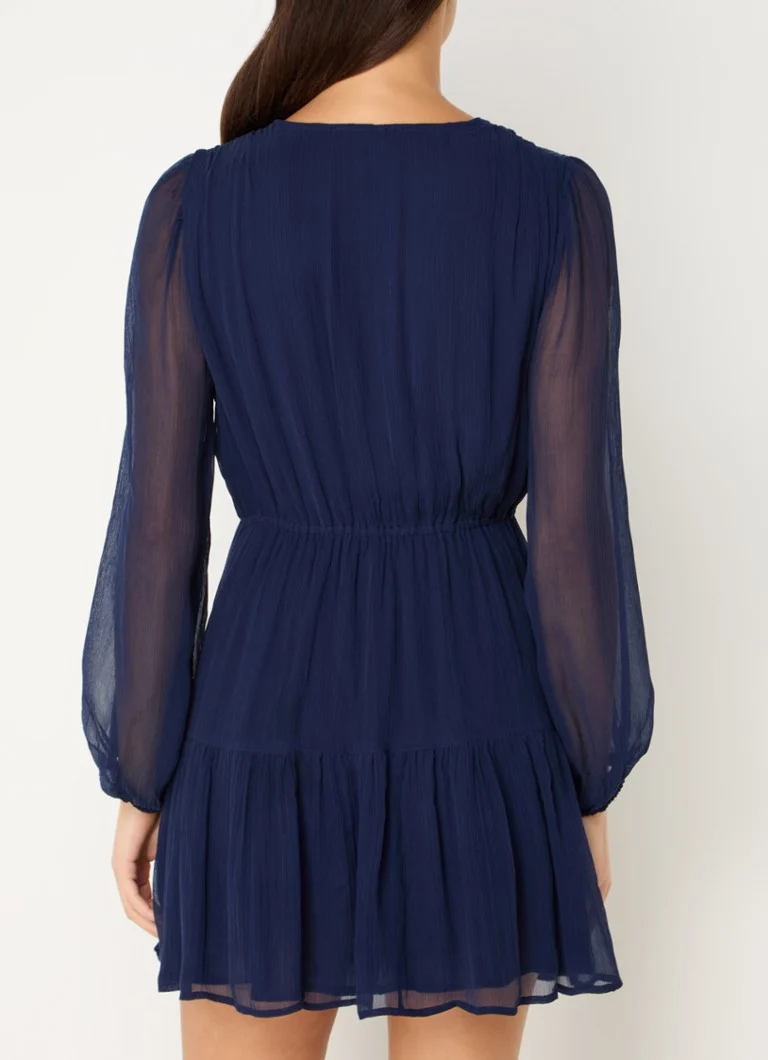 Maje, o rochie-tunic scurtă, semitransparentă, cu mâneci bufante.