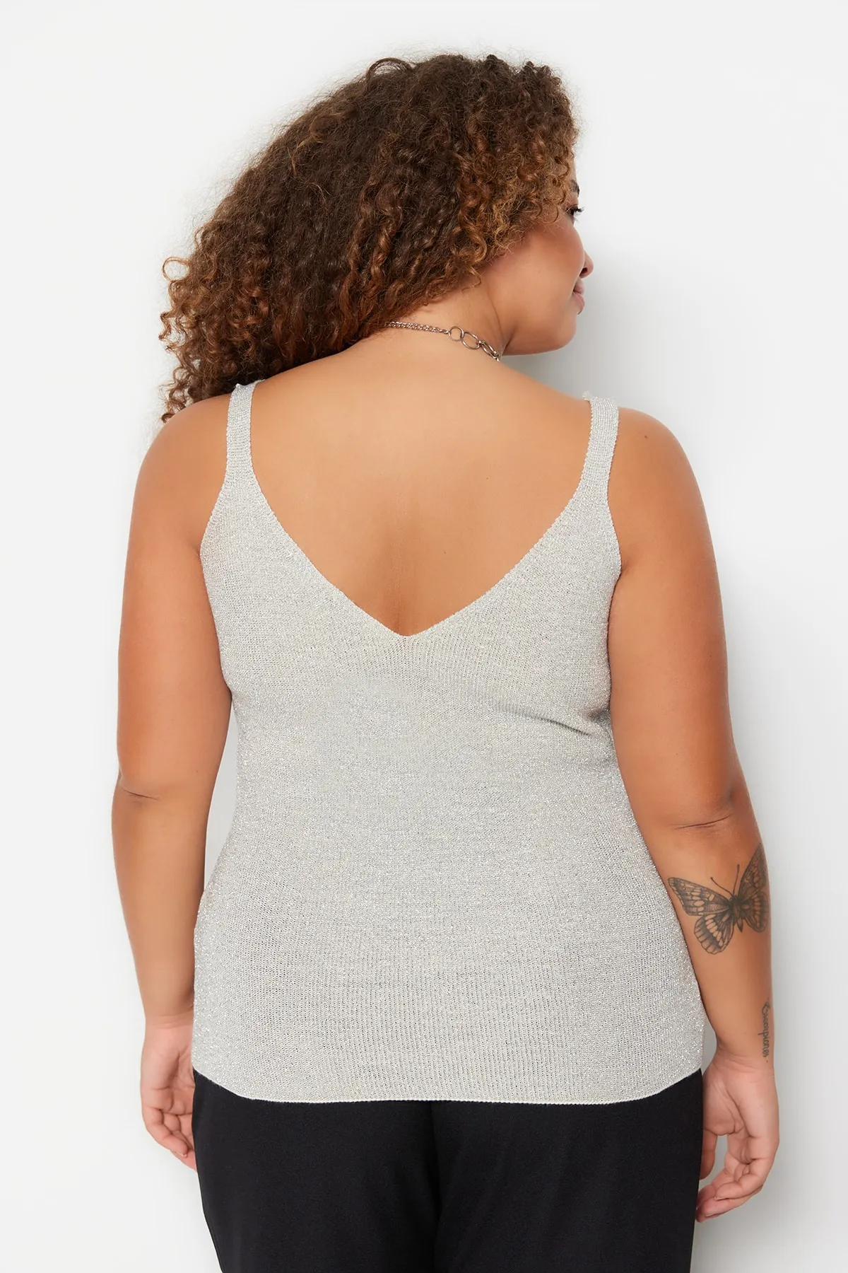 Trendyol Curve  Graue Glitzerbluse aus feinem Strick mit Trägern TBSSS23AF00006